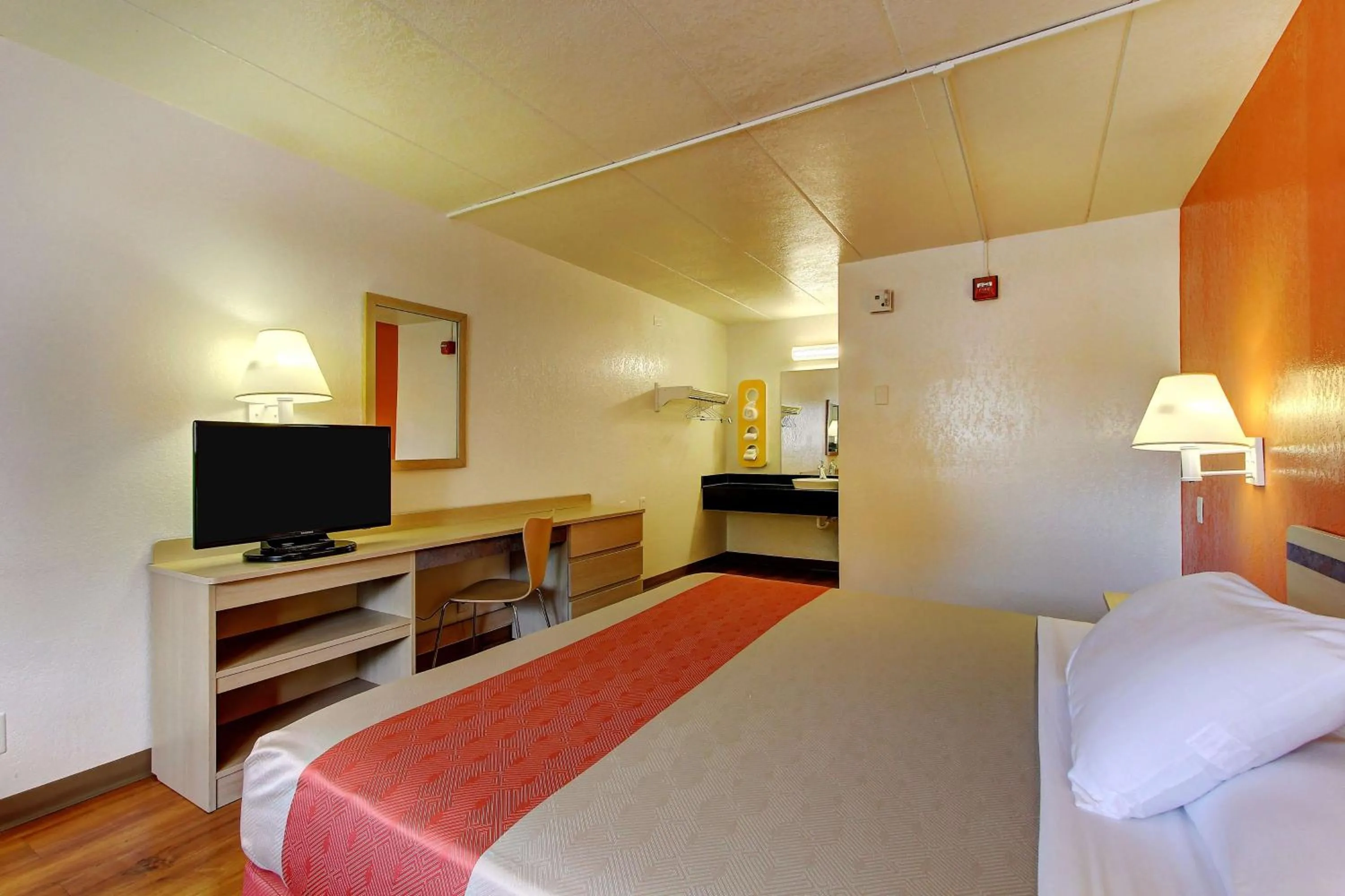 Photo of the whole room, Bed in Motel 6-York, PA