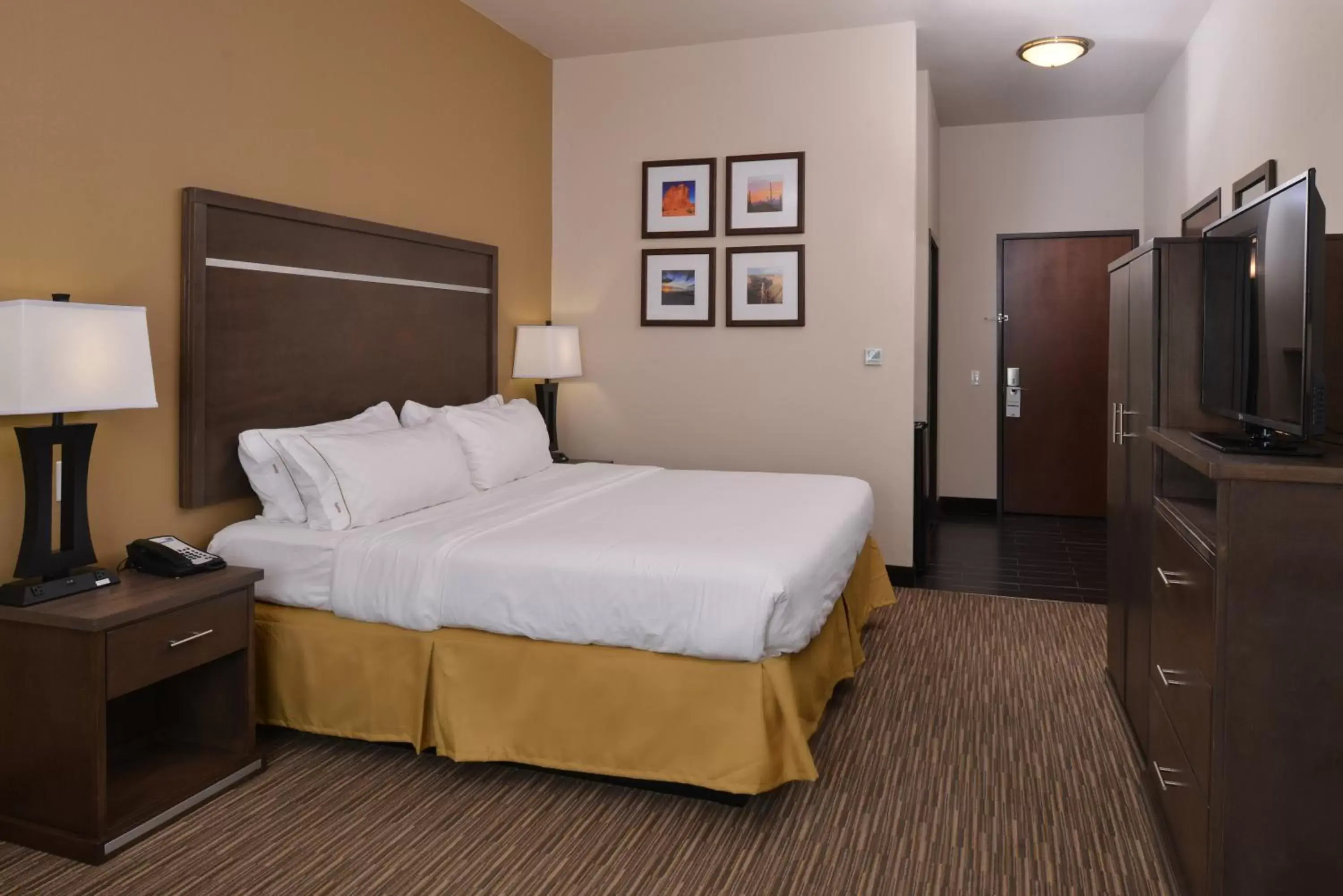 Standard King Room with Roll-in Shower - Mobility Accessible in Holiday Inn Express & Suites Globe by IHG Standard King Room with Roll-in Shower - Mobility Accessible in Holiday Inn Express & Suites Globe by IHG