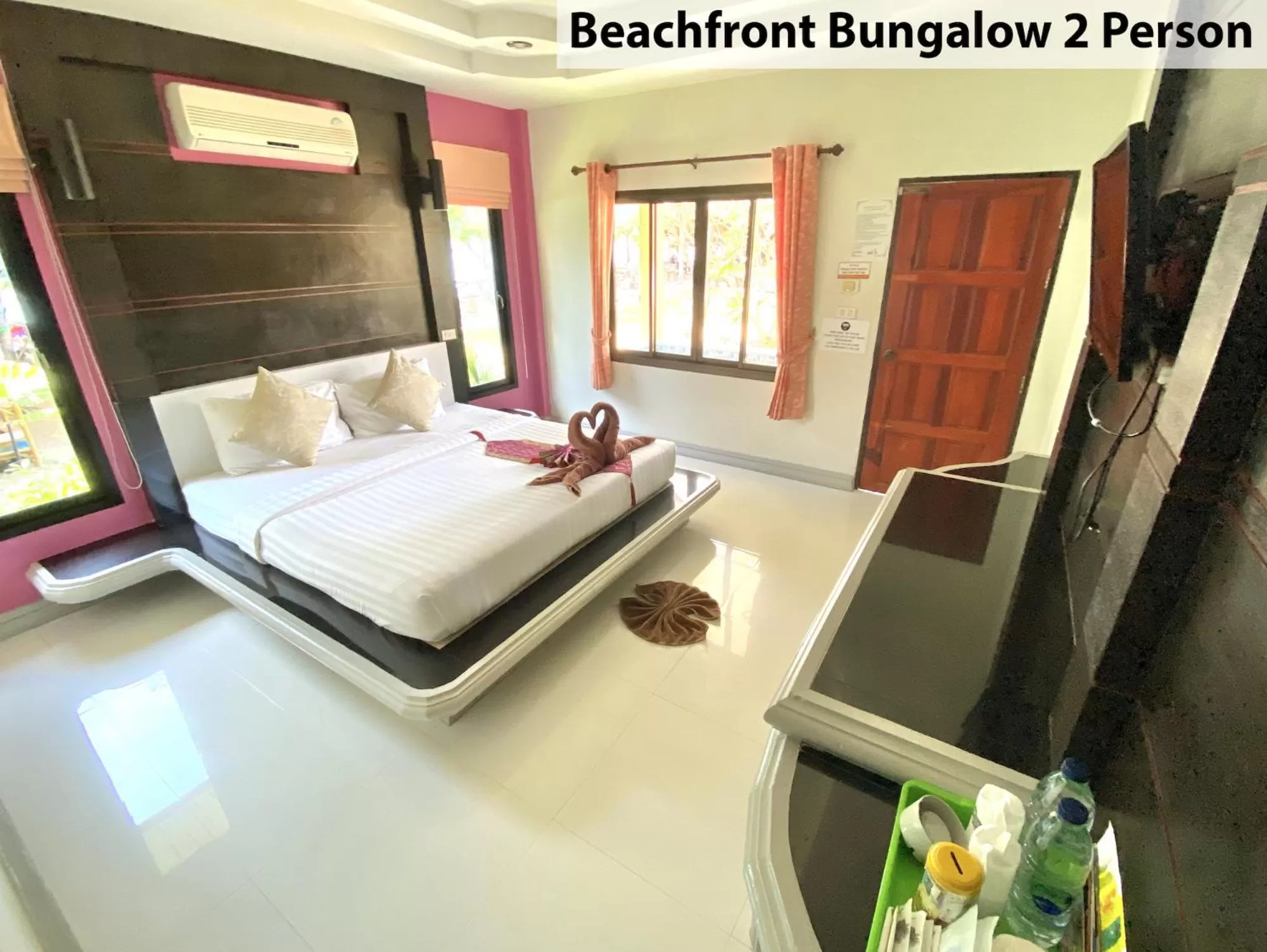 Photo of the whole room, Bed in Lanta Emerald Bungalow