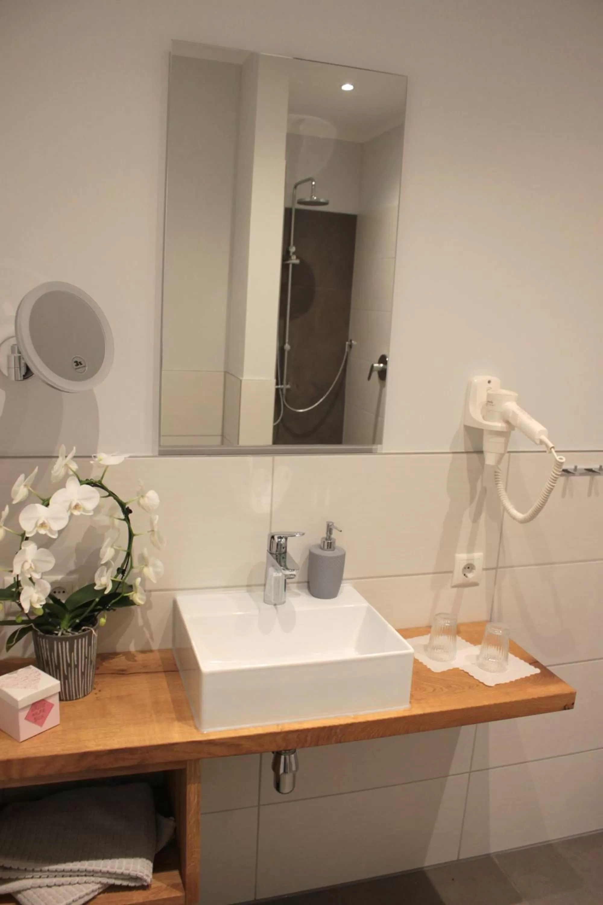 Bathroom in DZ/EZ Lodberger Scheunencafe