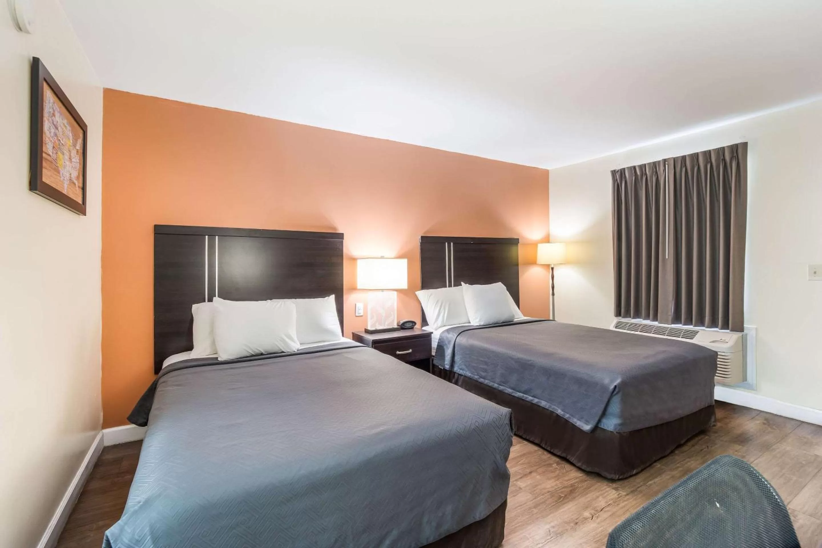 Photo of the whole room, Bed in Econo Lodge Santee