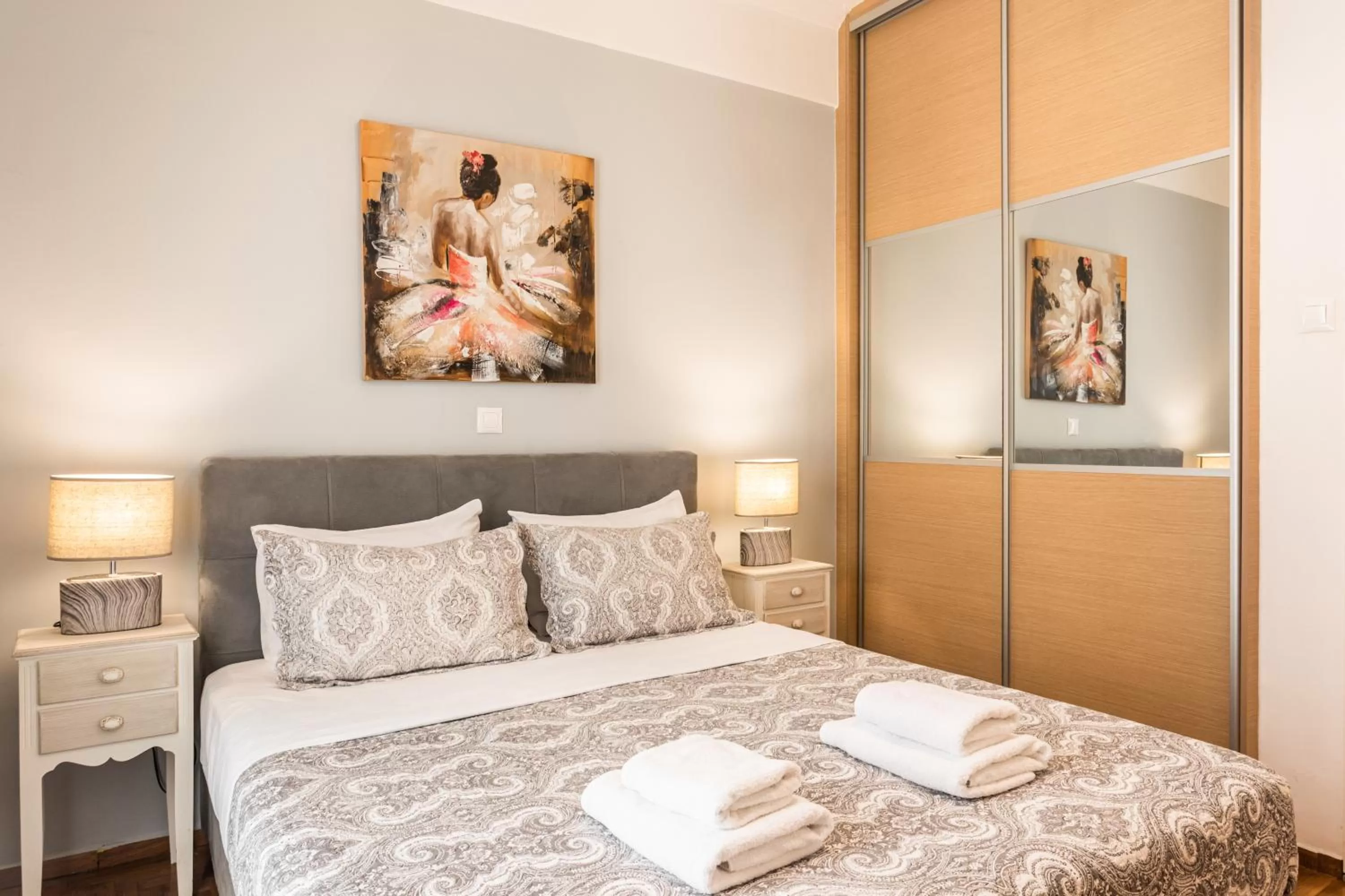 Bed in Nicholas Point Apartments and Rooms