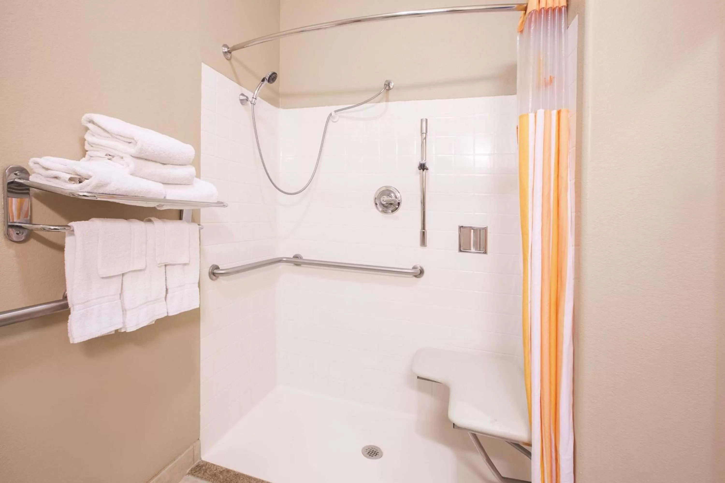 Photo of the whole room in La Quinta by Wyndham Bay City