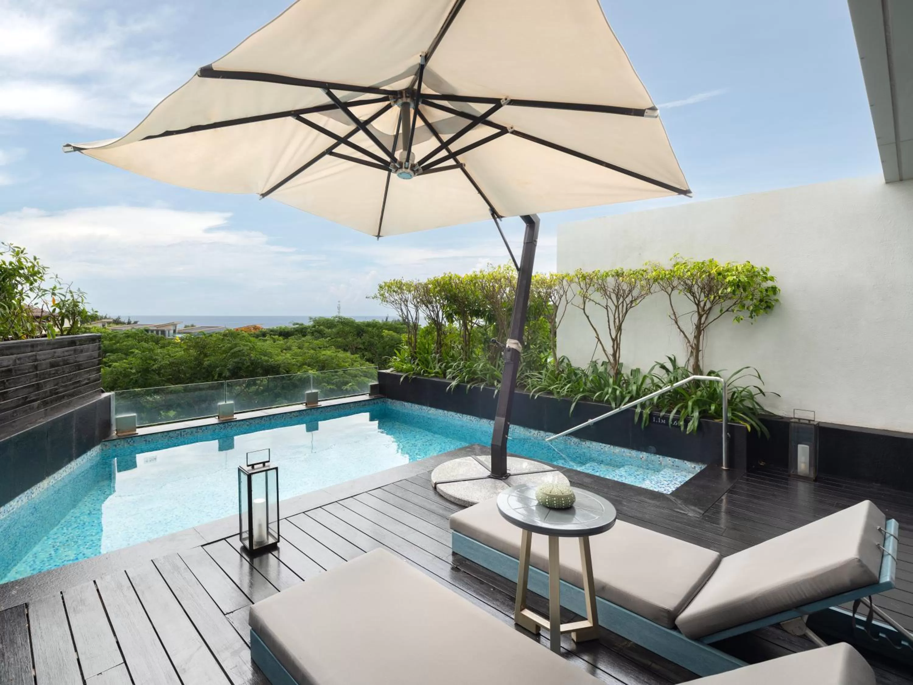 Swimming pool in Rosewood Sanya