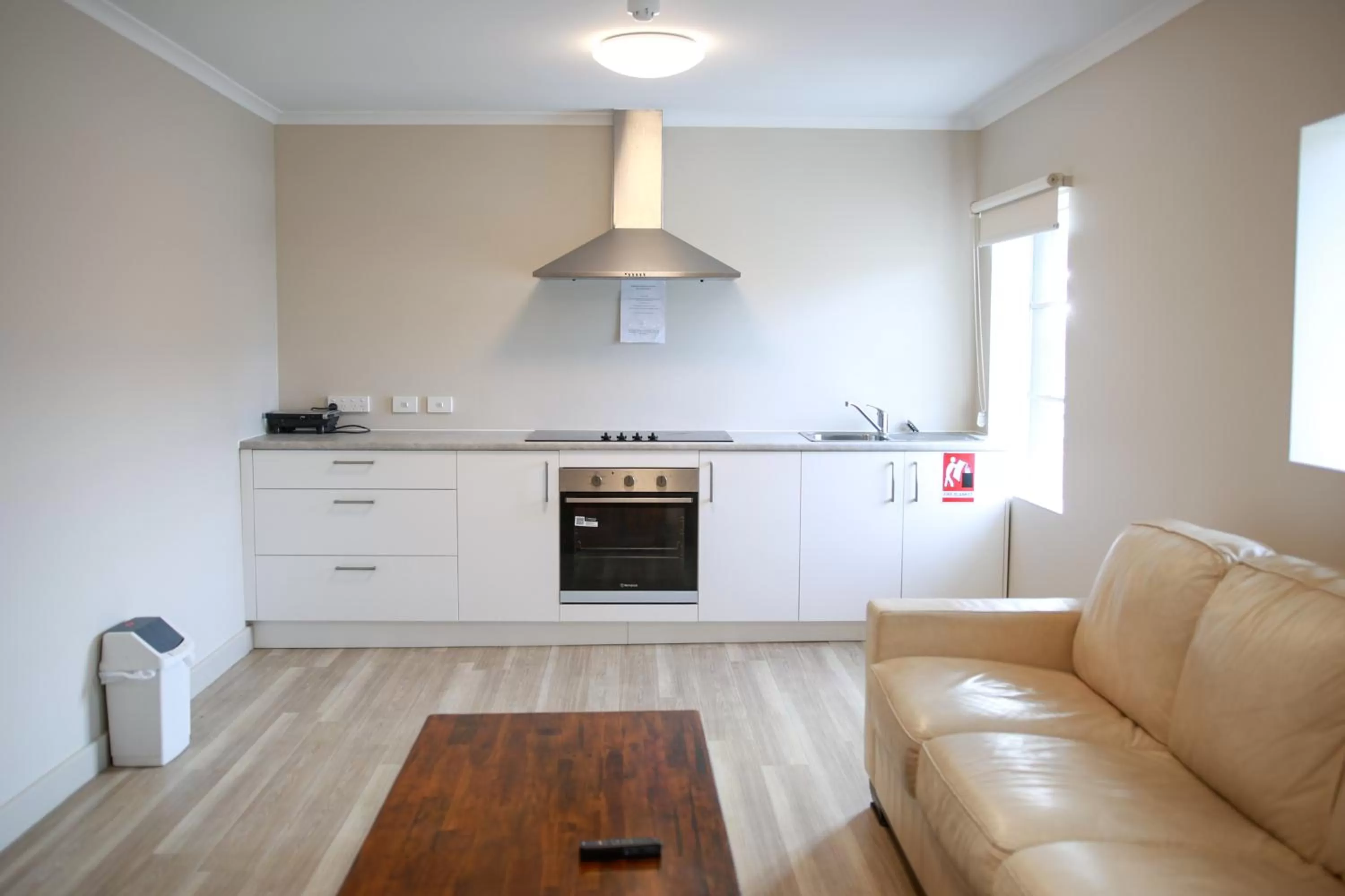 Communal lounge/ TV room in Beltana Hotel