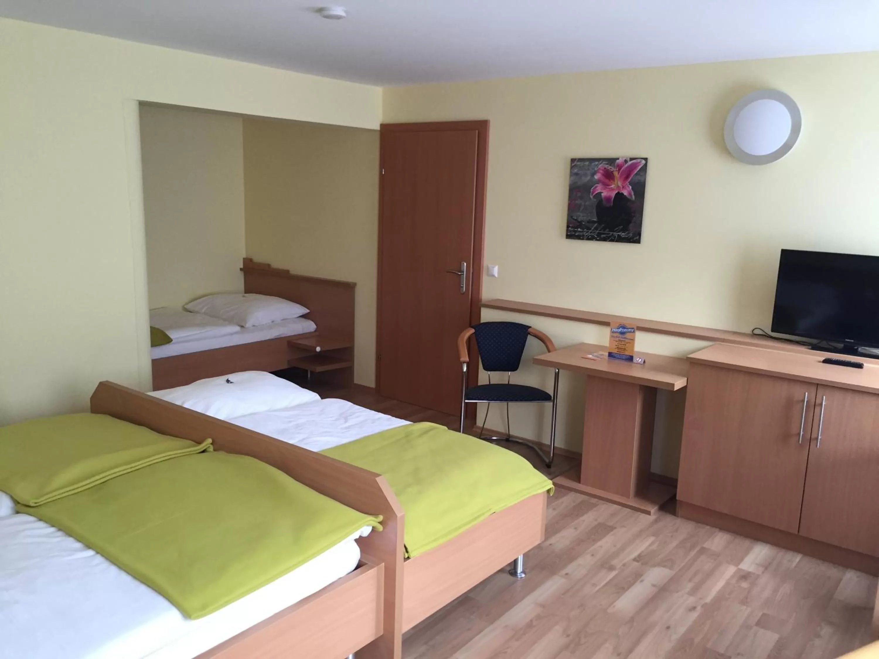 Photo of the whole room, Bed in Hotel Highway - Bed & Breakfast