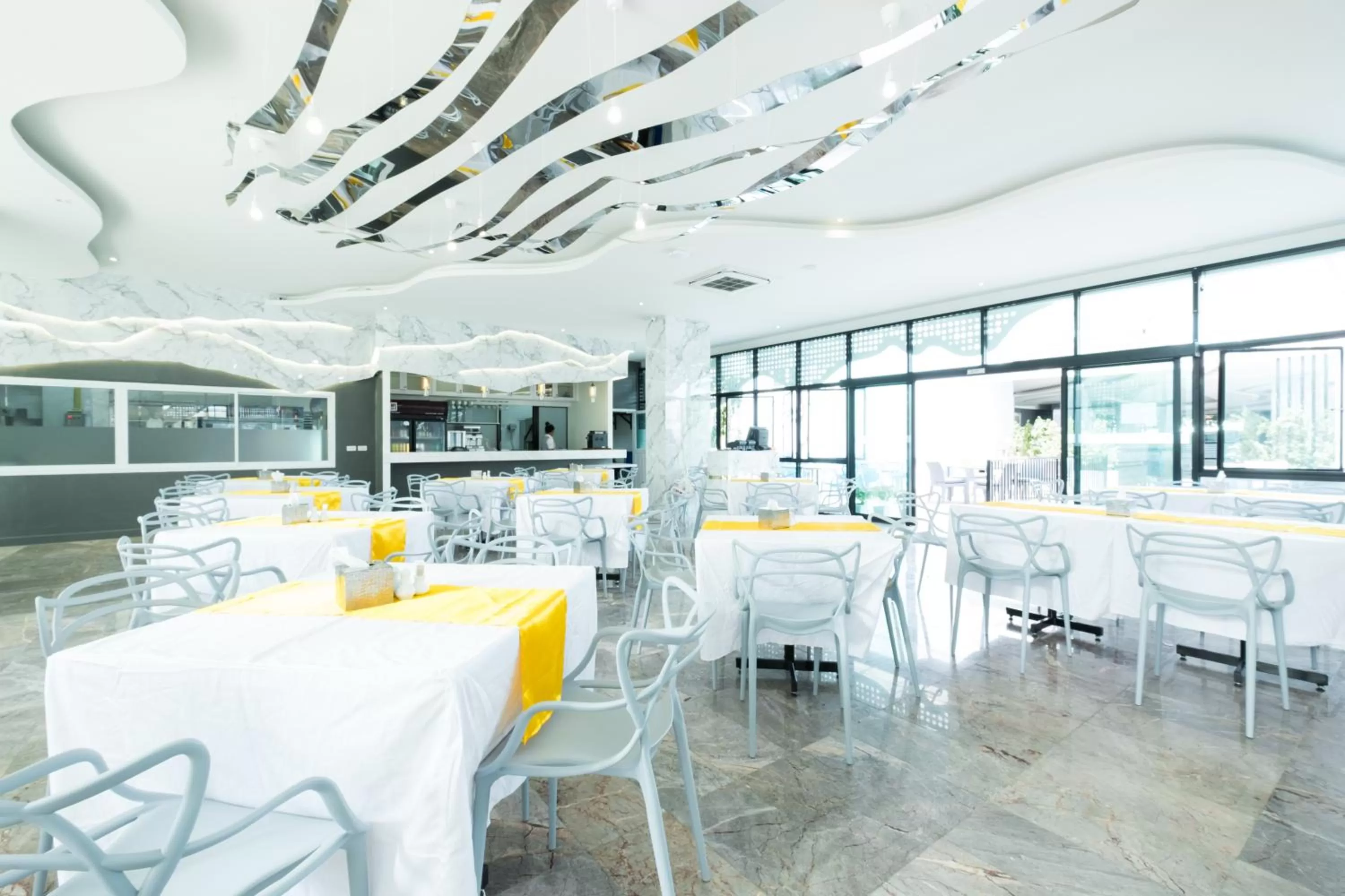 Restaurant/places to eat in P Plus Hotel