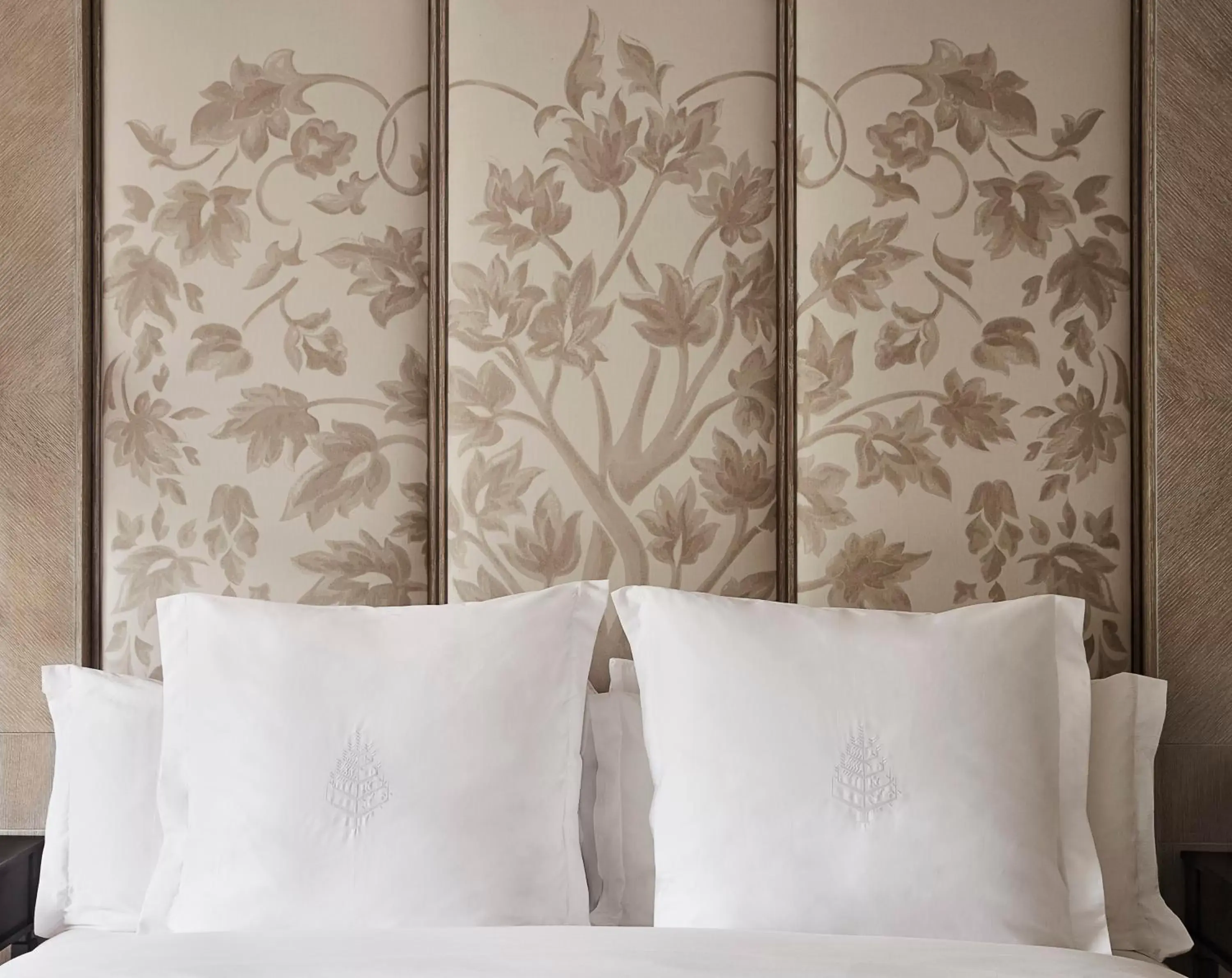 Deluxe King Room with Roll in Shower in Four Seasons Boston Deluxe King Room with Roll in Shower in Four Seasons Boston