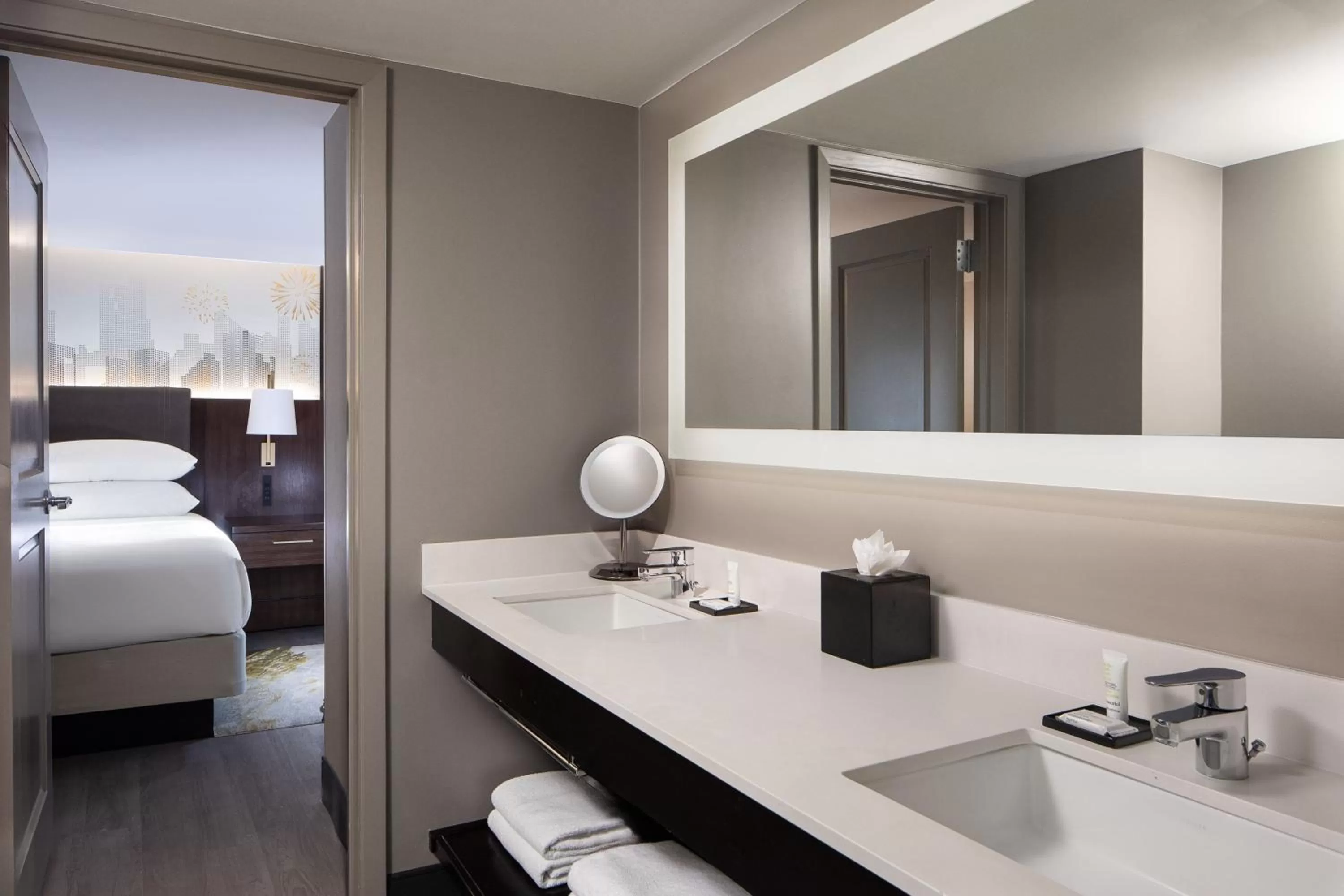 Bathroom, Bed in Dallas-Addison Marriott Quorum by the Galleria