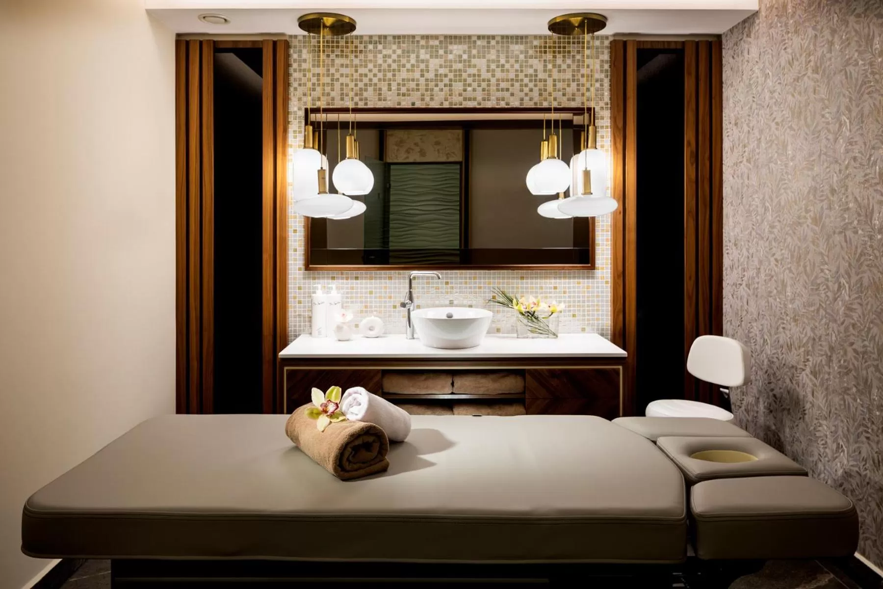 Massage, Bed in Kings' Valley Medical & Spa Hotel