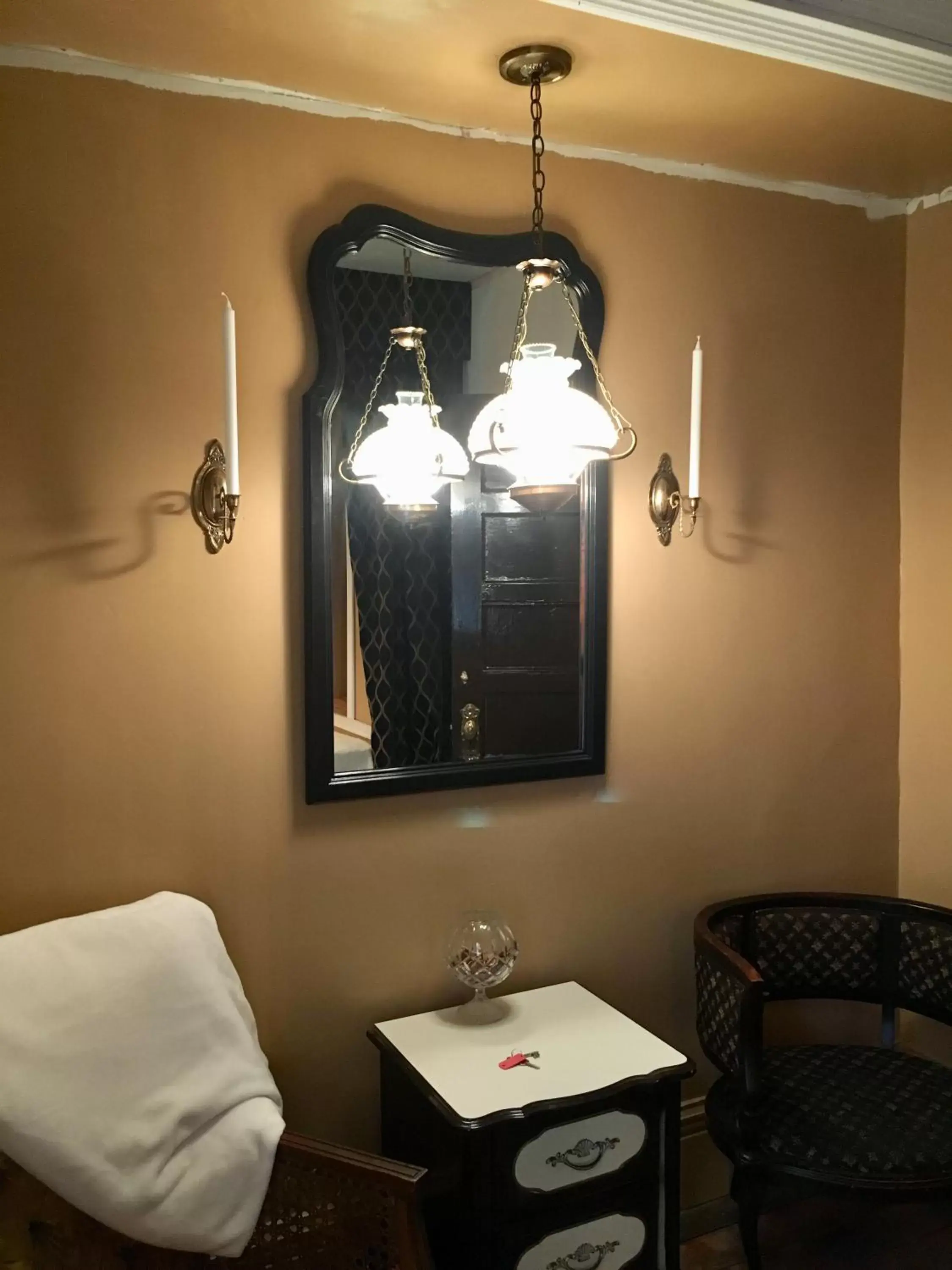 Queen Room in Aaron House of Niagara Falls Queen Room in Aaron House of Niagara Falls