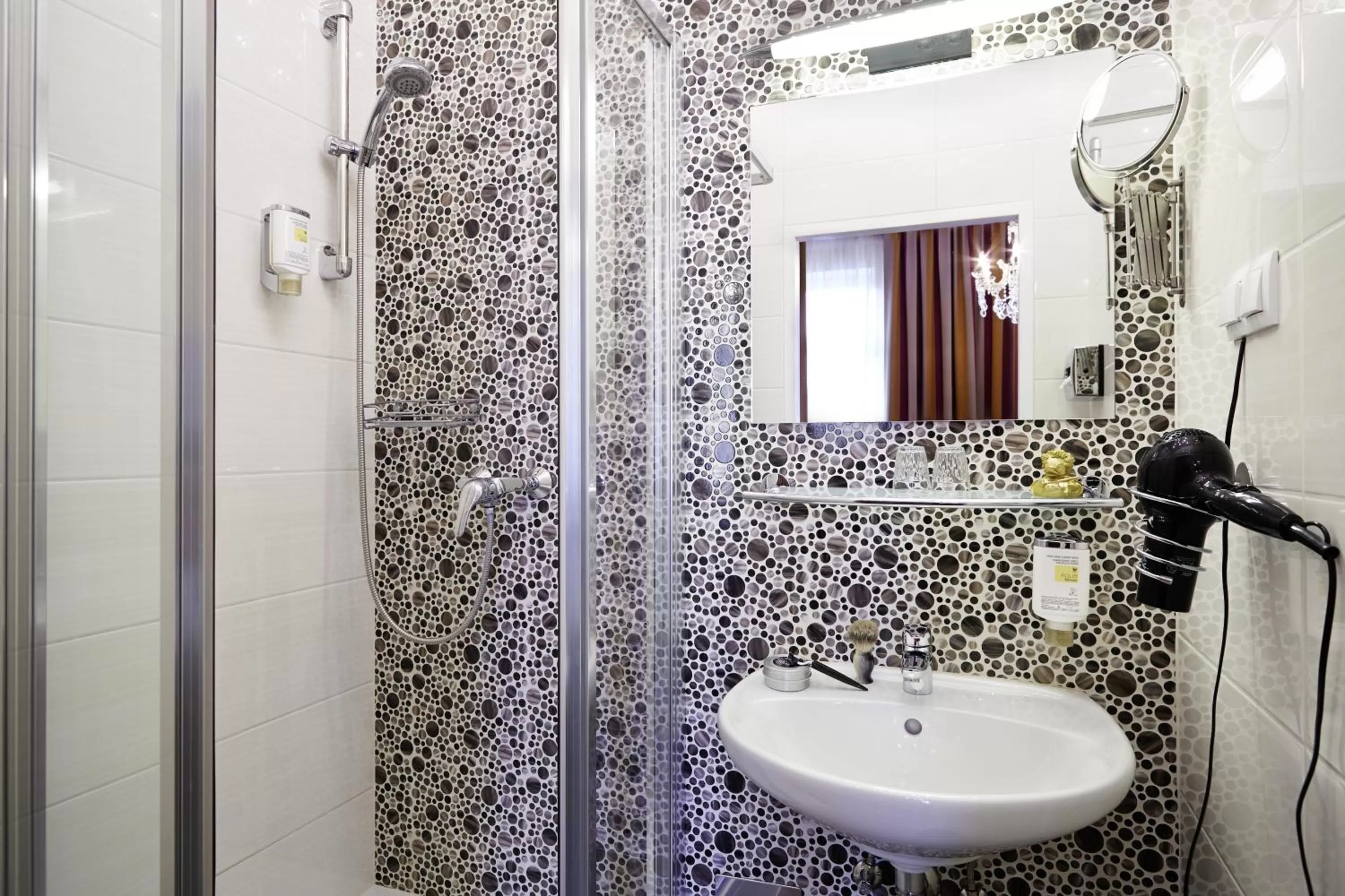 Bathroom in BoutiqueHOTEL Donauwalzer