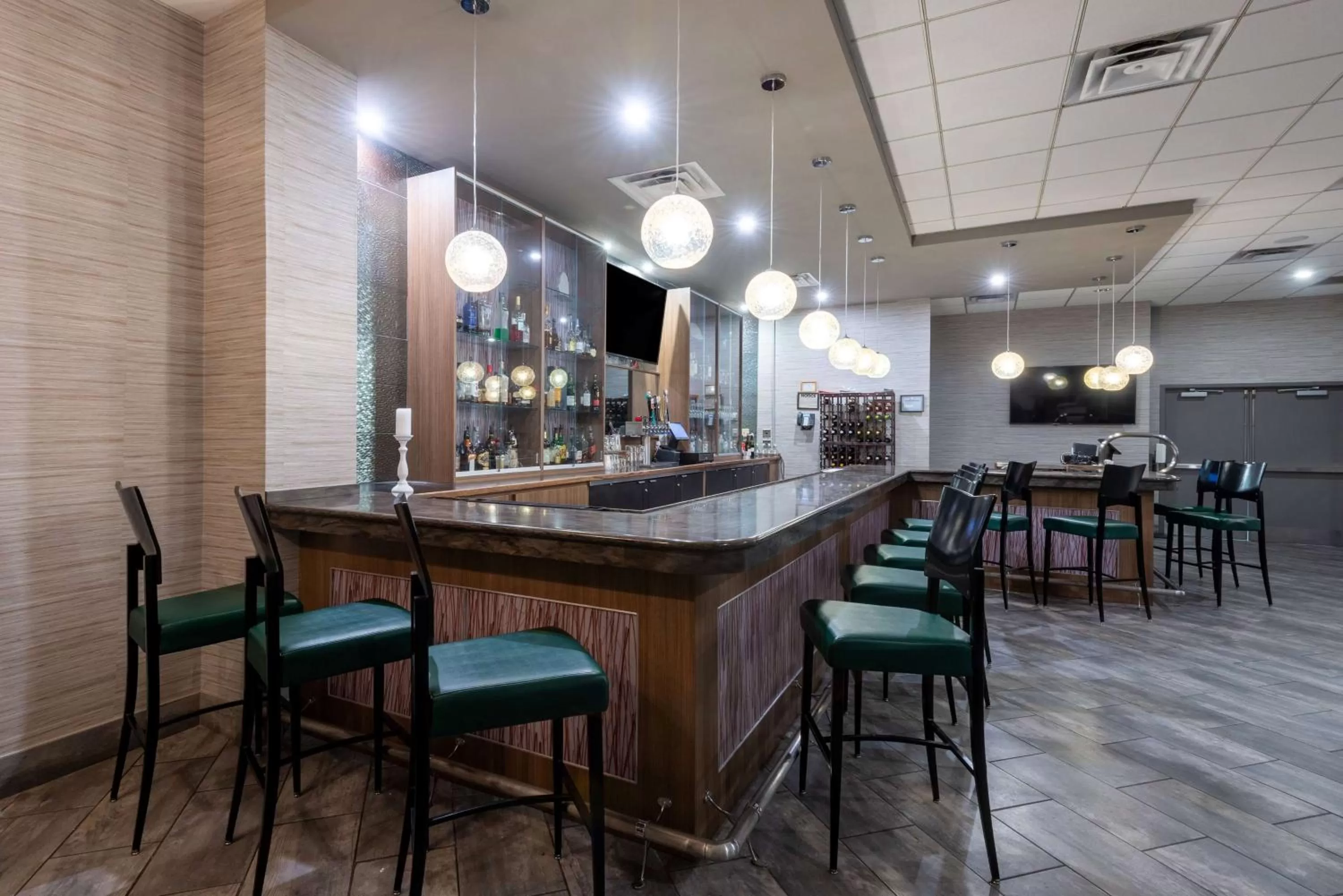 Lounge or bar in 41 Lakefront Hotel, Trademark Collection by Wyndham