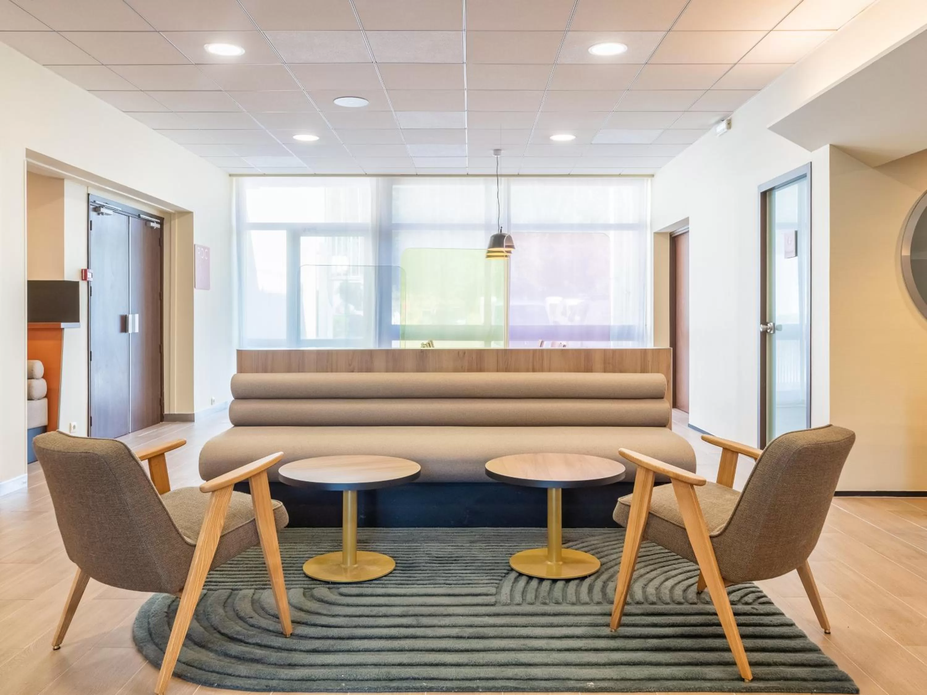 Lounge or bar in B&B HOTEL Lyon Nord 4 étoiles