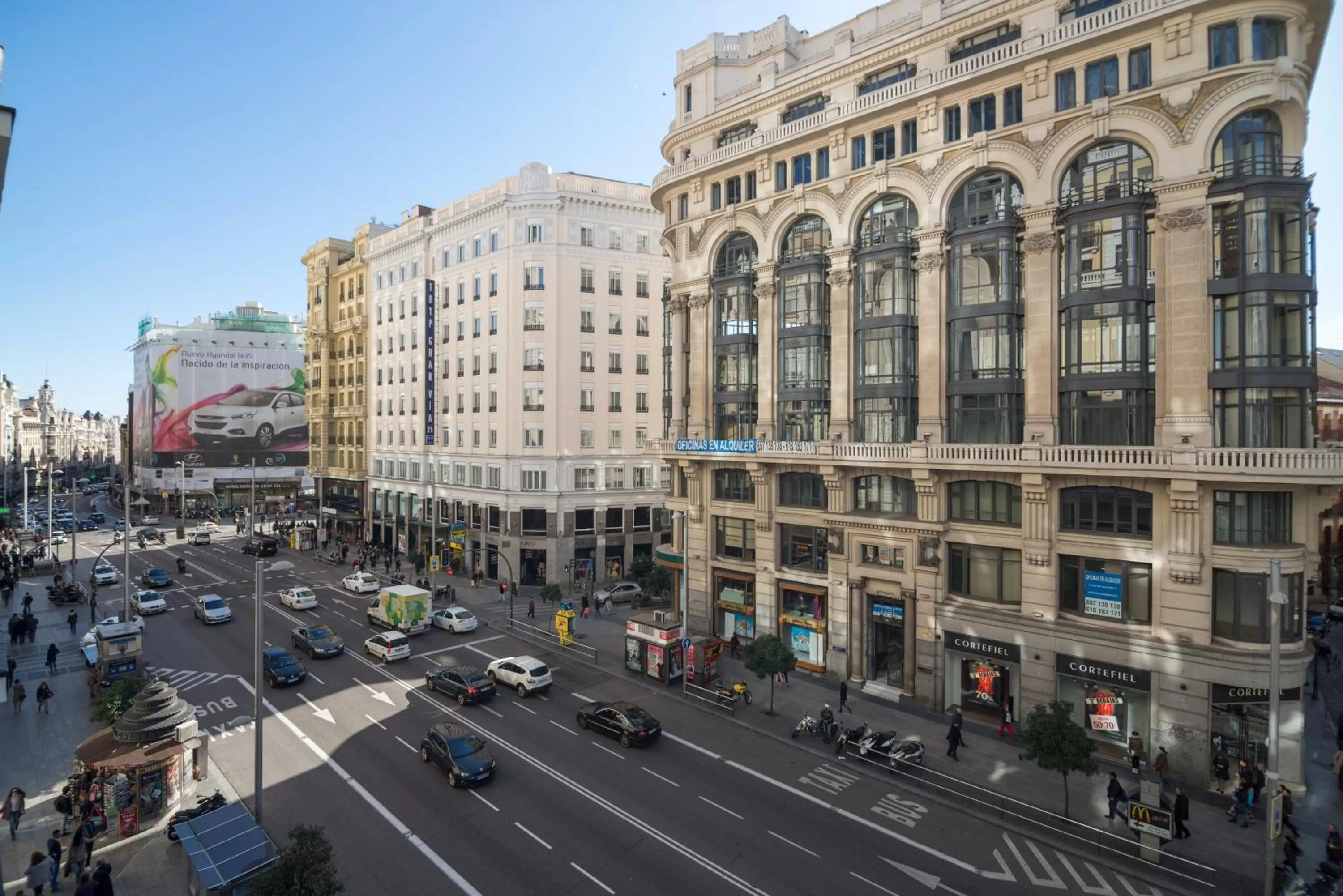 Facade/entrance in Petit Palace Triball