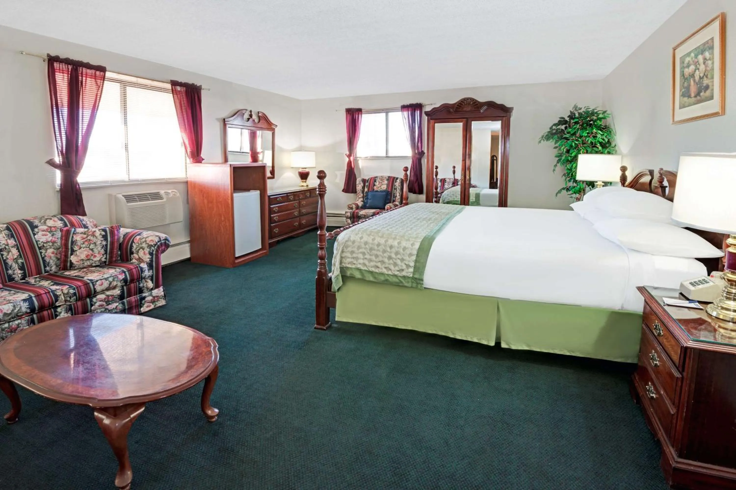 King Suite - Non-Smoking in Travelodge by Wyndham Laramie