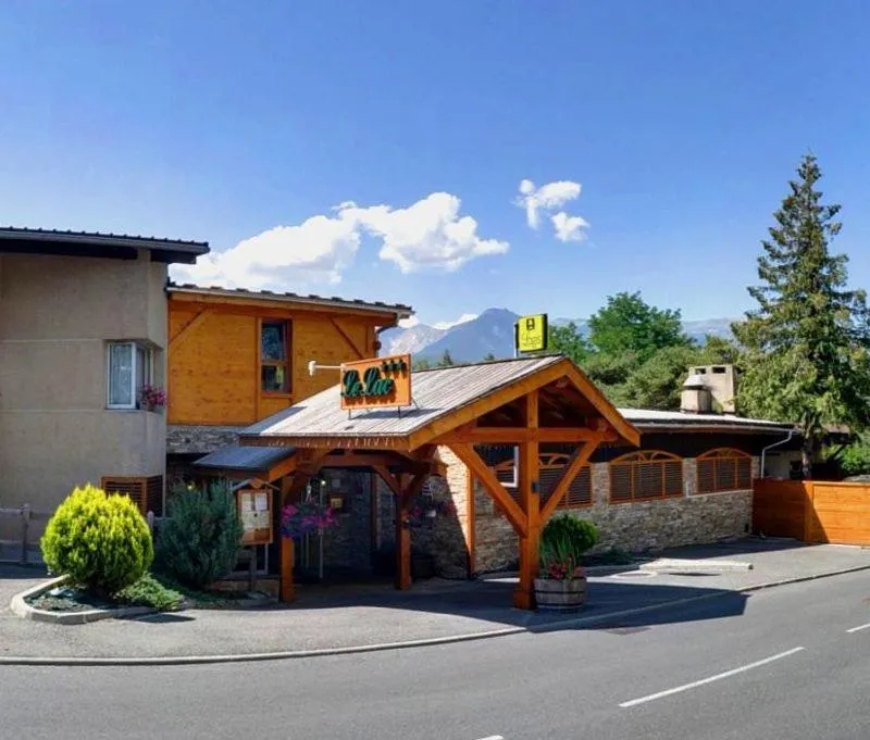 Facade/entrance in Logis Hotel Le Lac