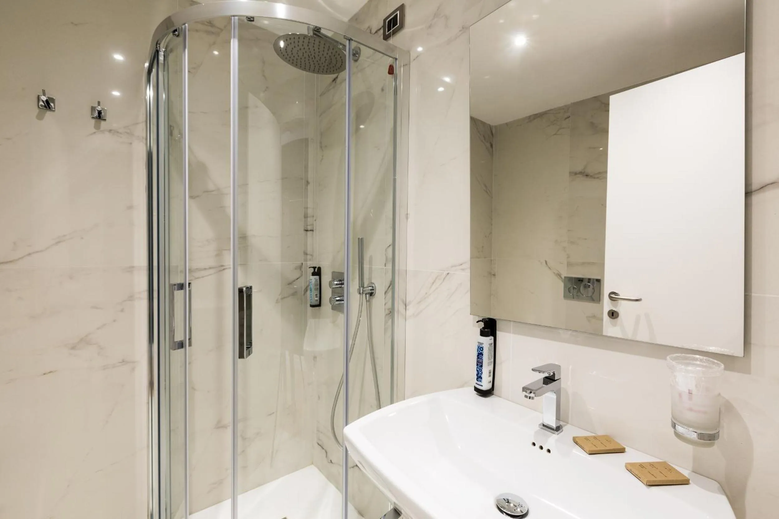 Bathroom in Floris Hotel