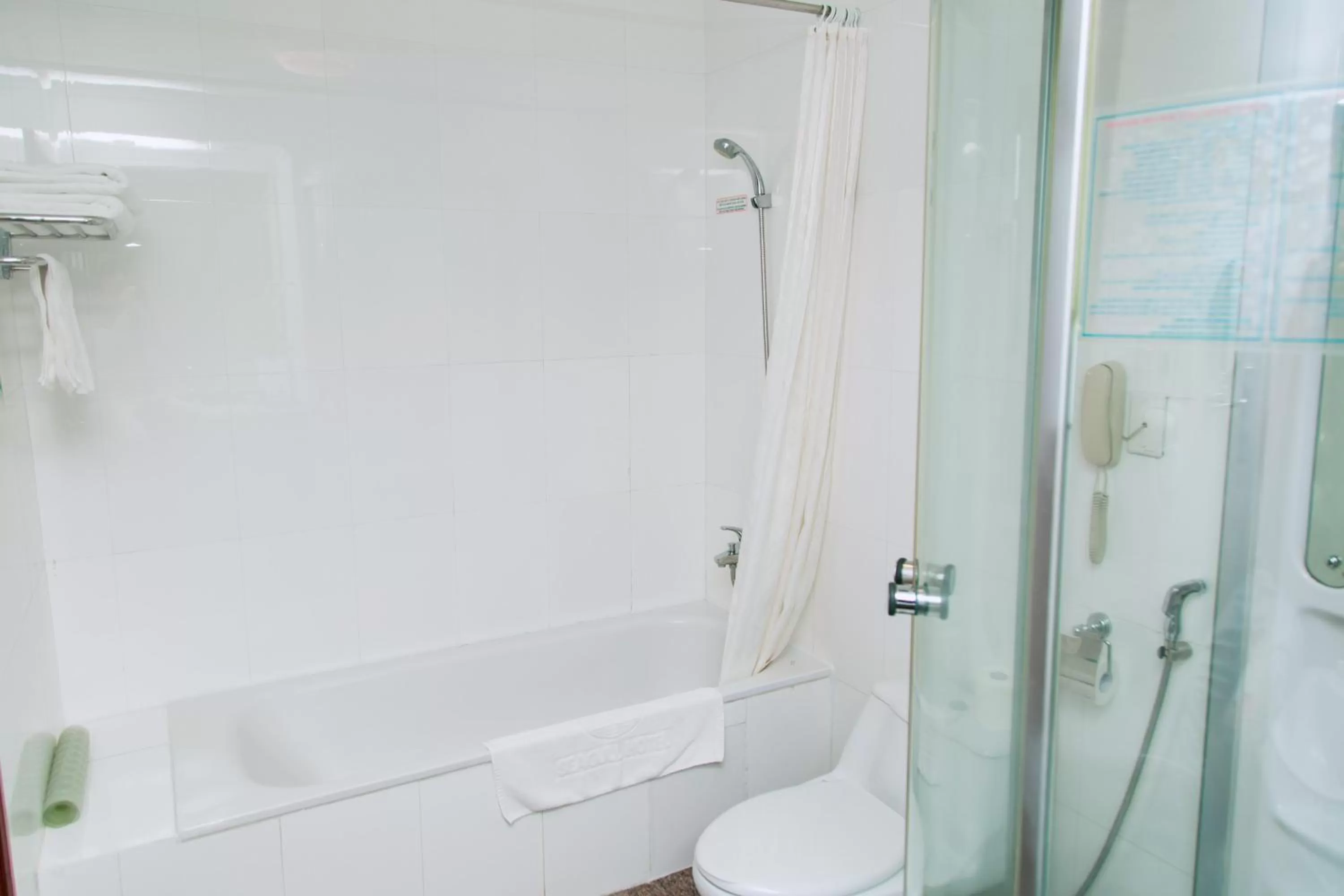 Shower in Seagull Hotel