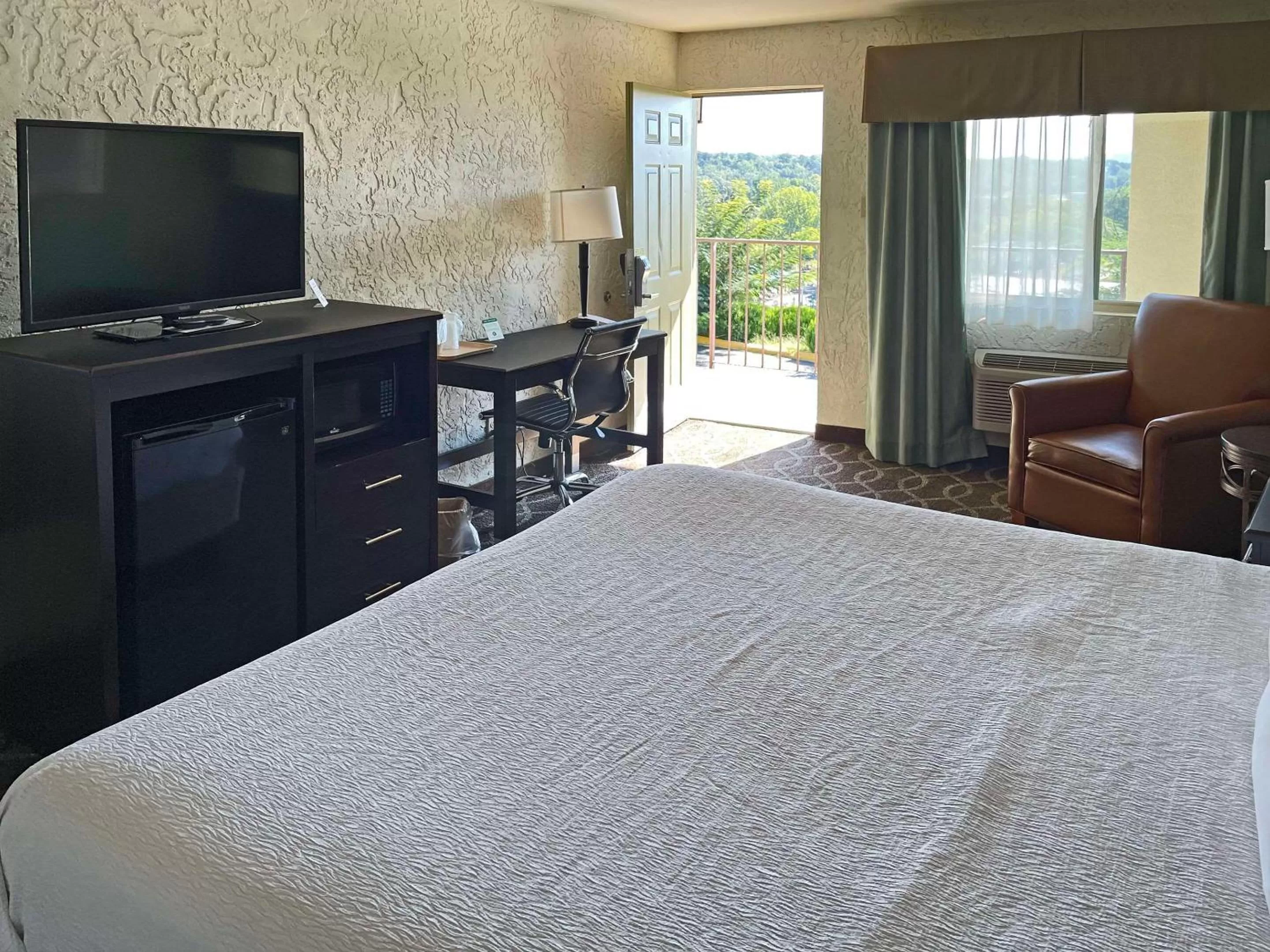 Bedroom, Bed in Quality Inn Clinton North