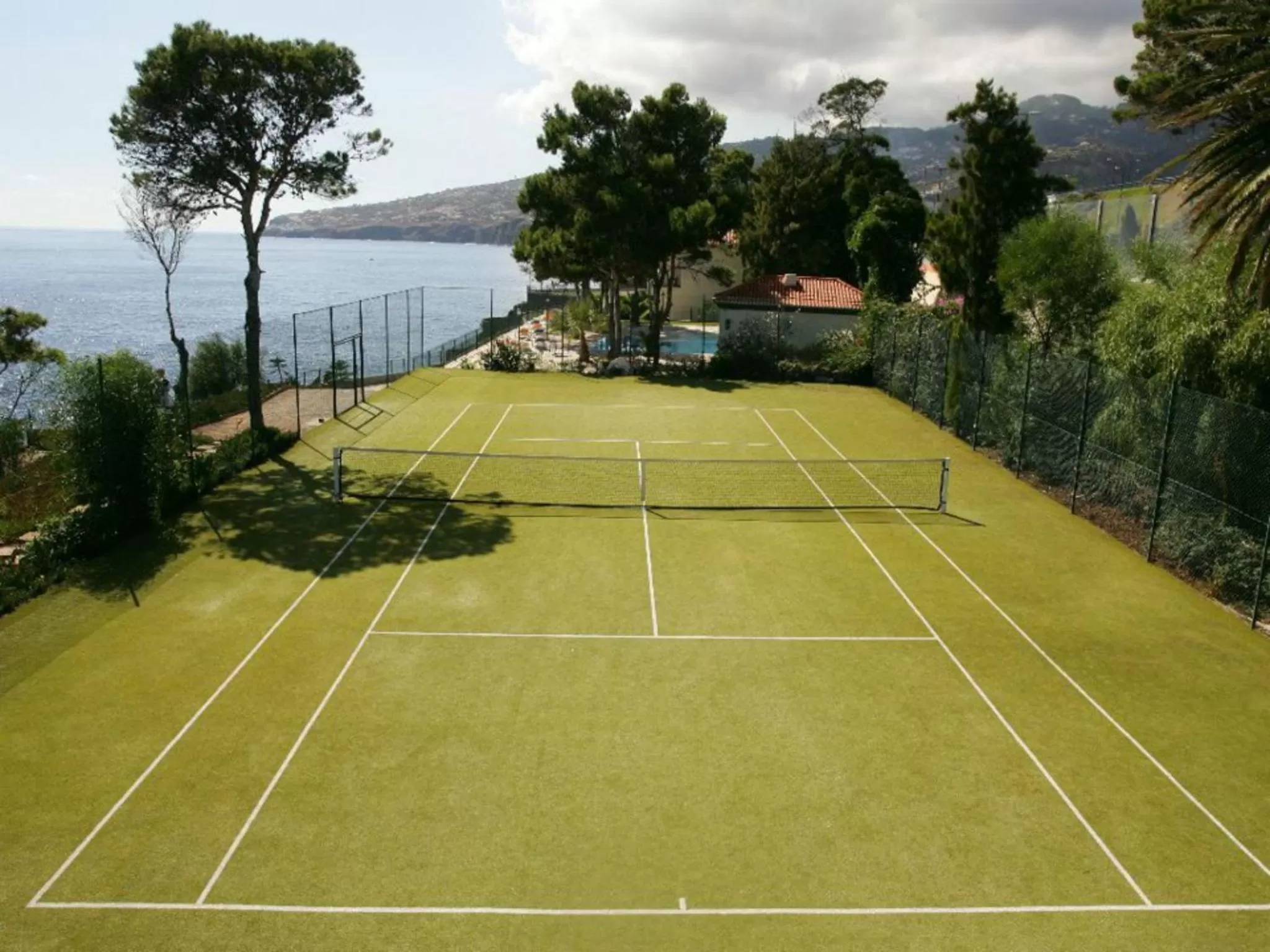 Tennis court in Albatroz Beach & Yacht Club