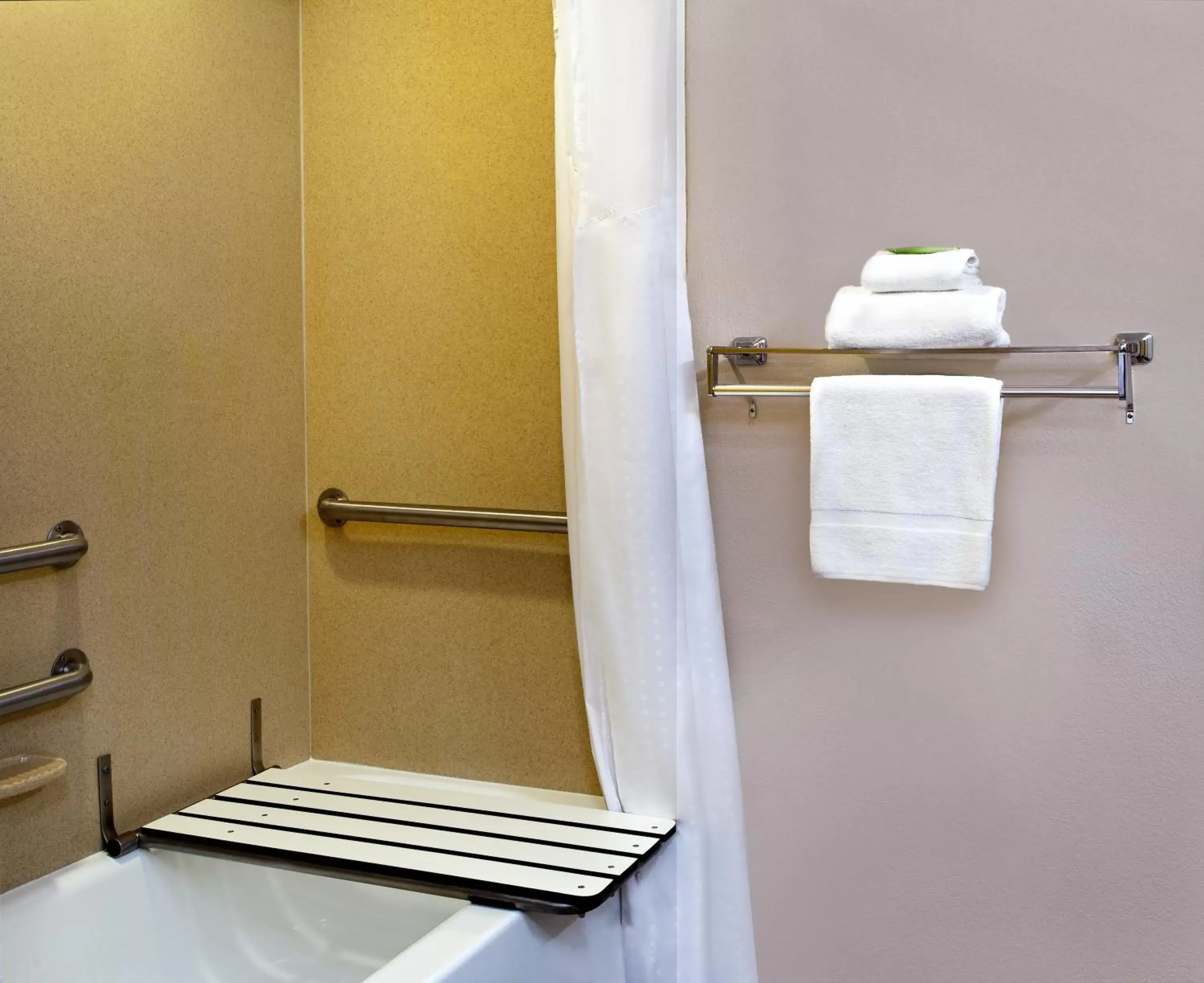 Standard King Room with Accessible Tub - Mobility Access in Holiday Inn Express Hotel & Suites Inverness by IHG Standard King Room with Accessible Tub - Mobility Access in Holiday Inn Express Hotel & Suites Inverness by IHG