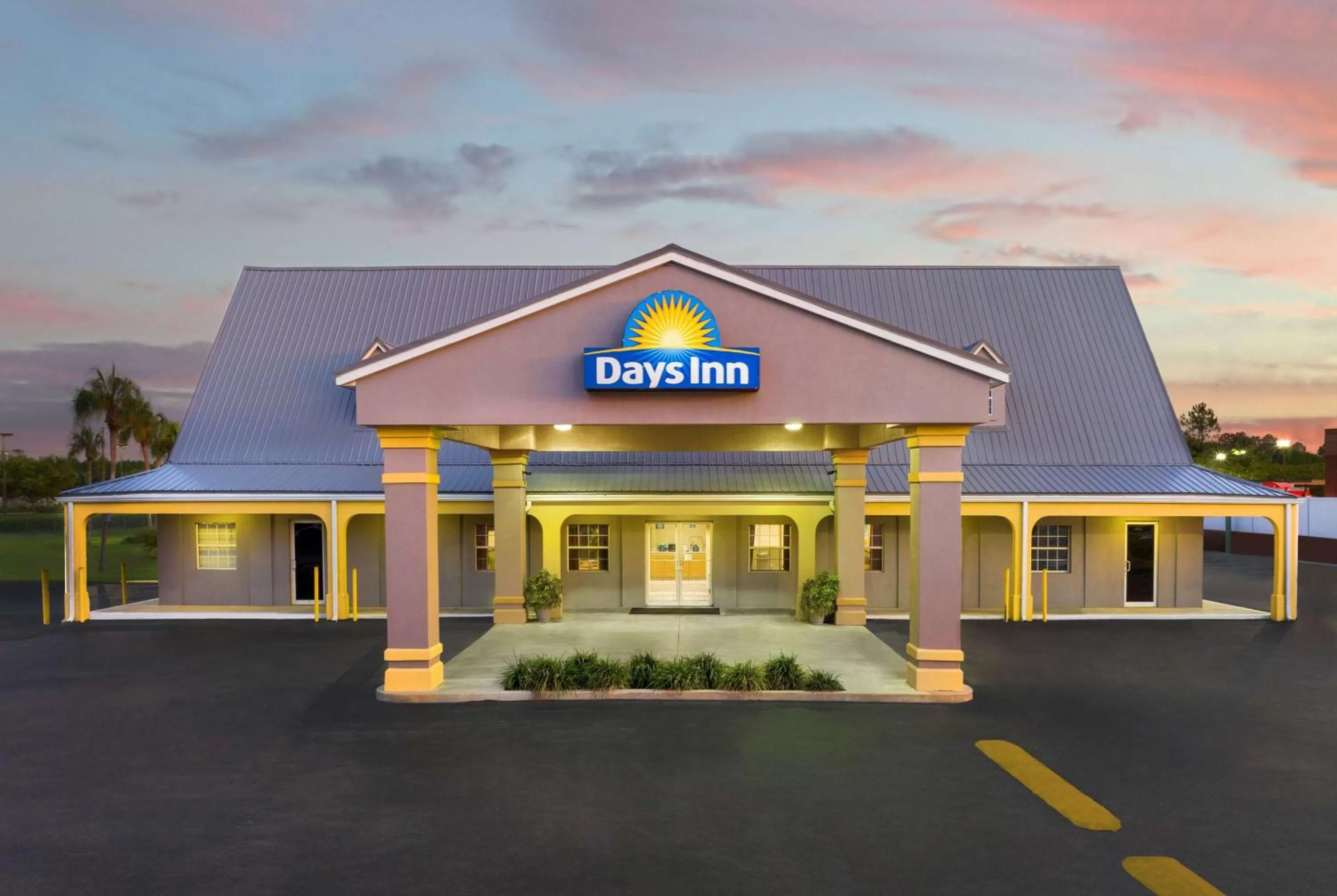 Property building in Days Inn by Wyndham Lake City I-75