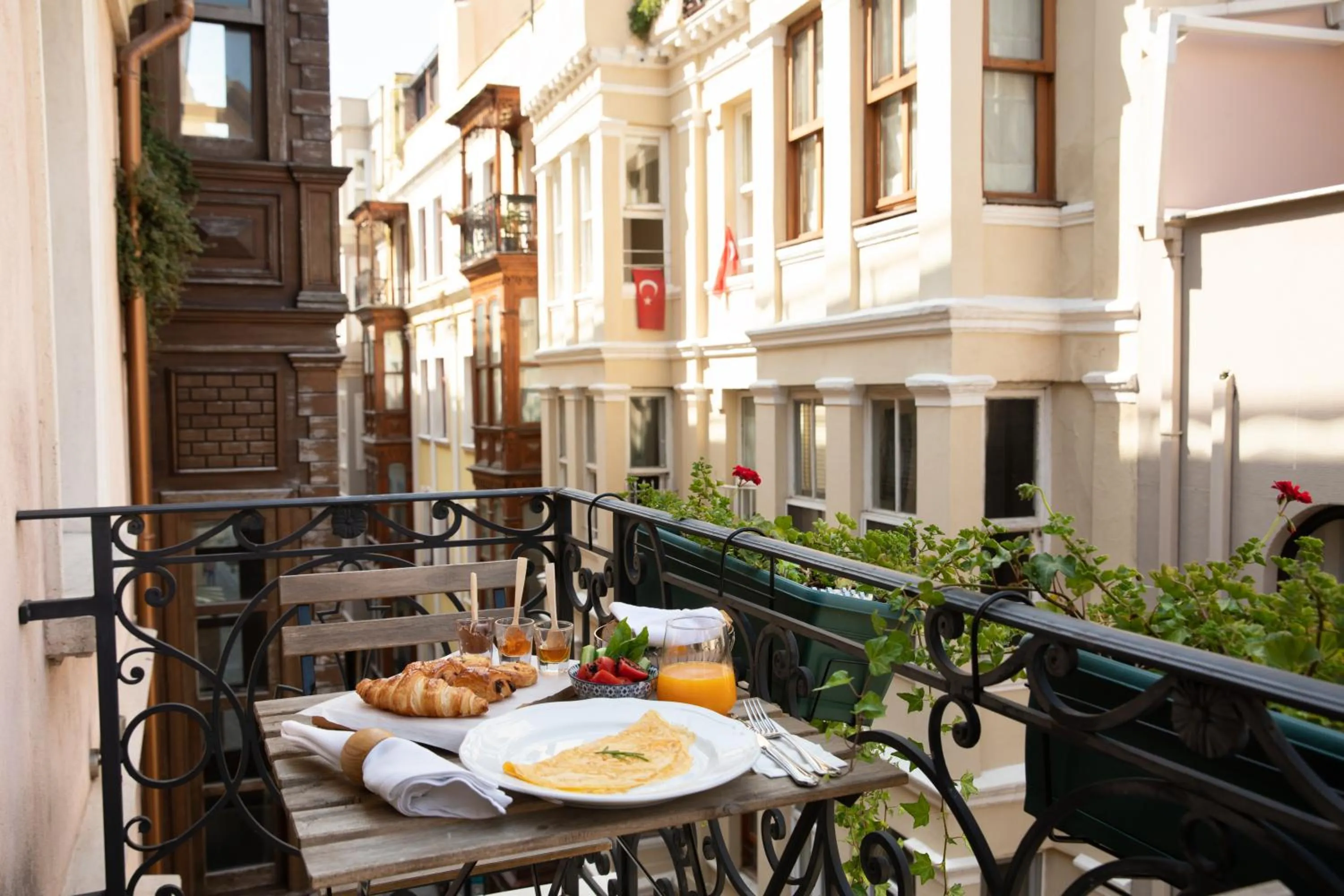 Food and drinks in Georges Hotel Galata