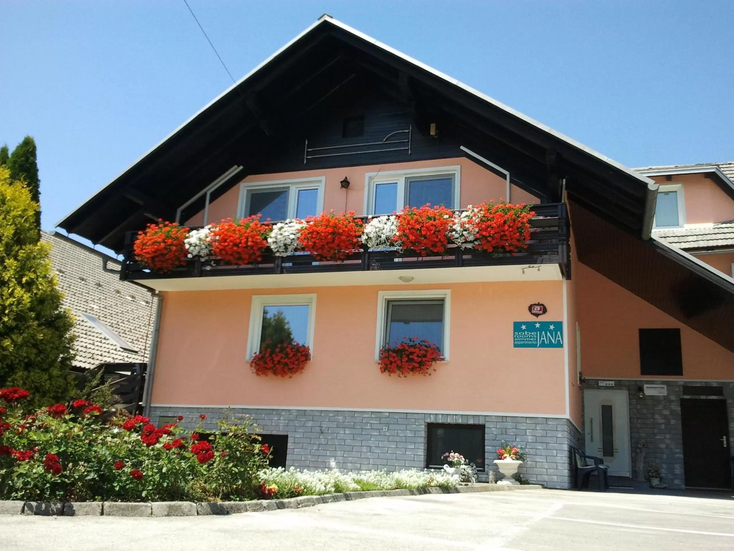 Facade/entrance in Rooms & Apartments Jana