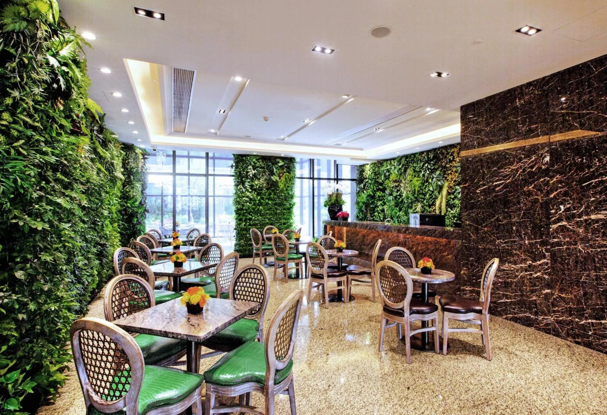 Lounge or bar in Crowne Plaza Shanghai Jinshan by IHG