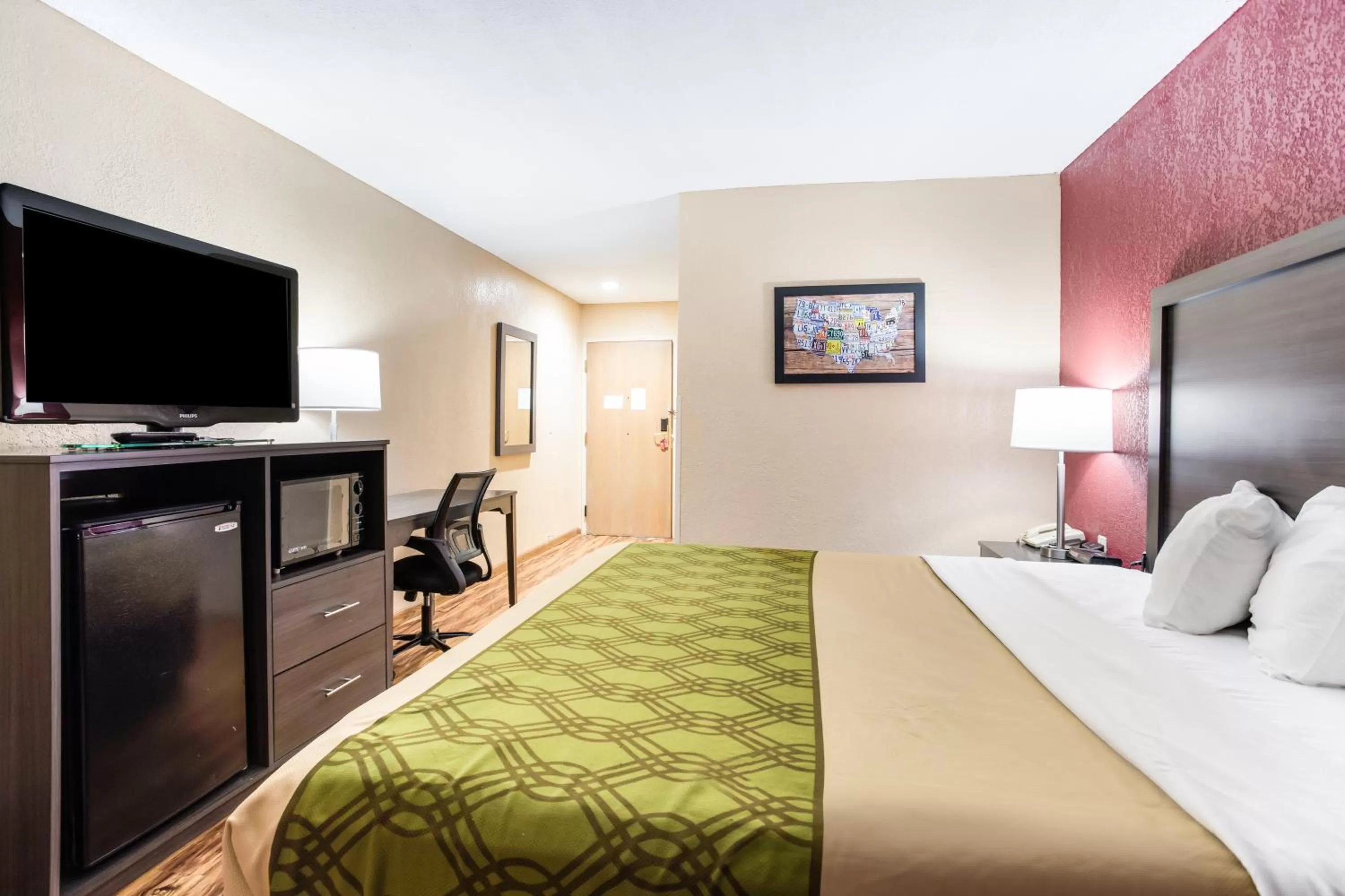 Bed in Econo Lodge Painted Post - Corning