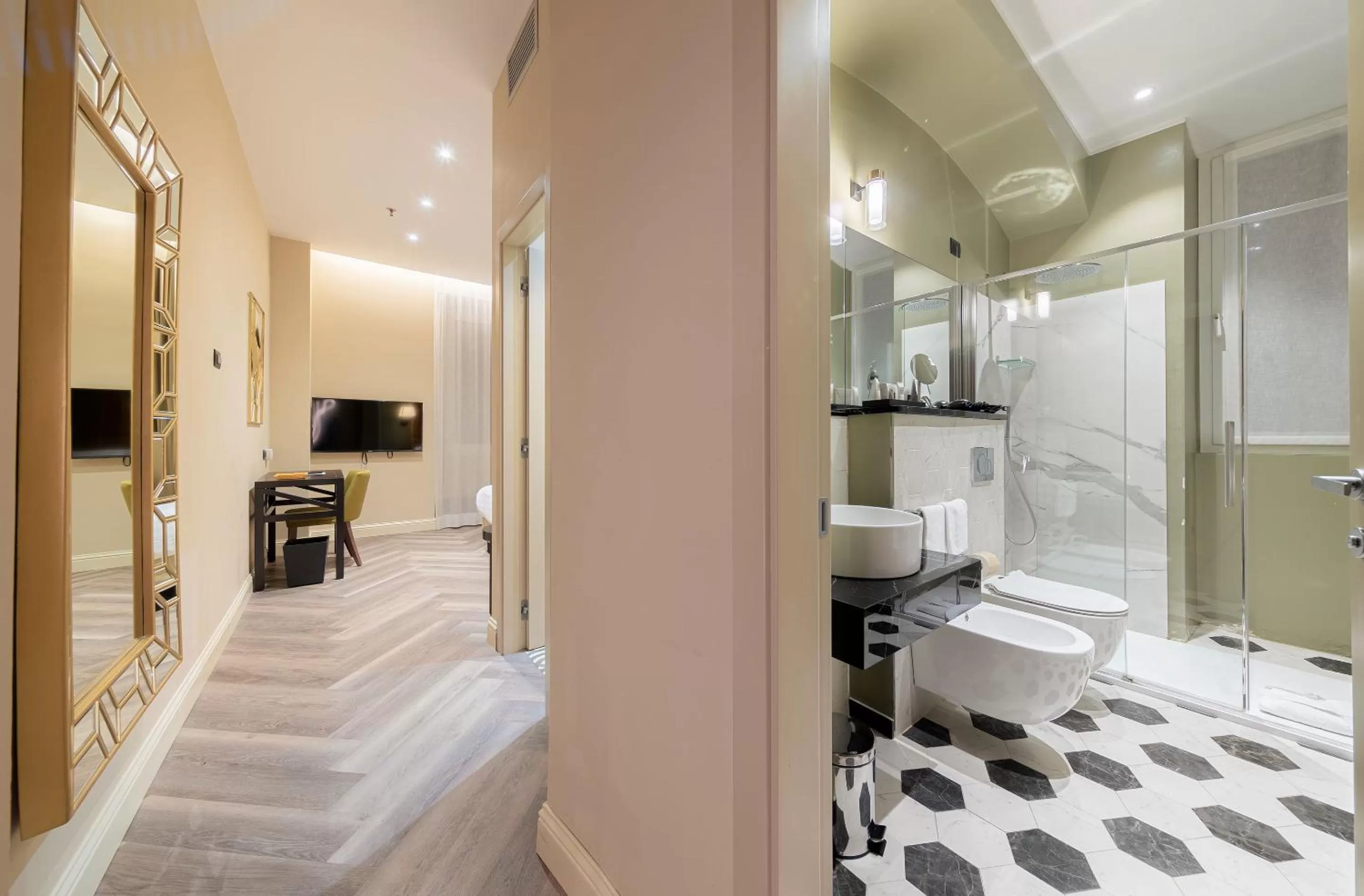 Photo of the whole room in Hotel Astoria