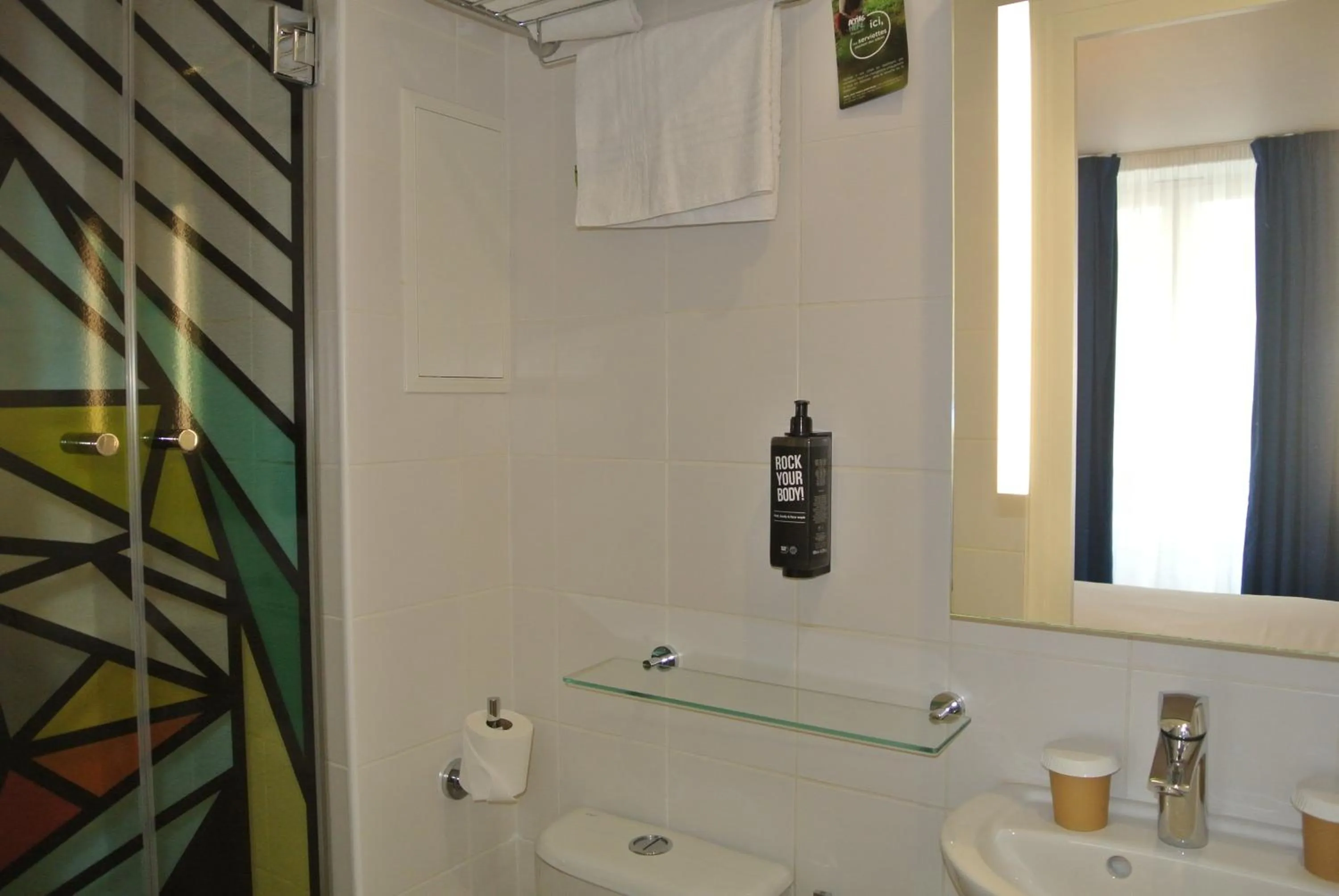 Bathroom in ibis Styles Paris Maine Montparnasse