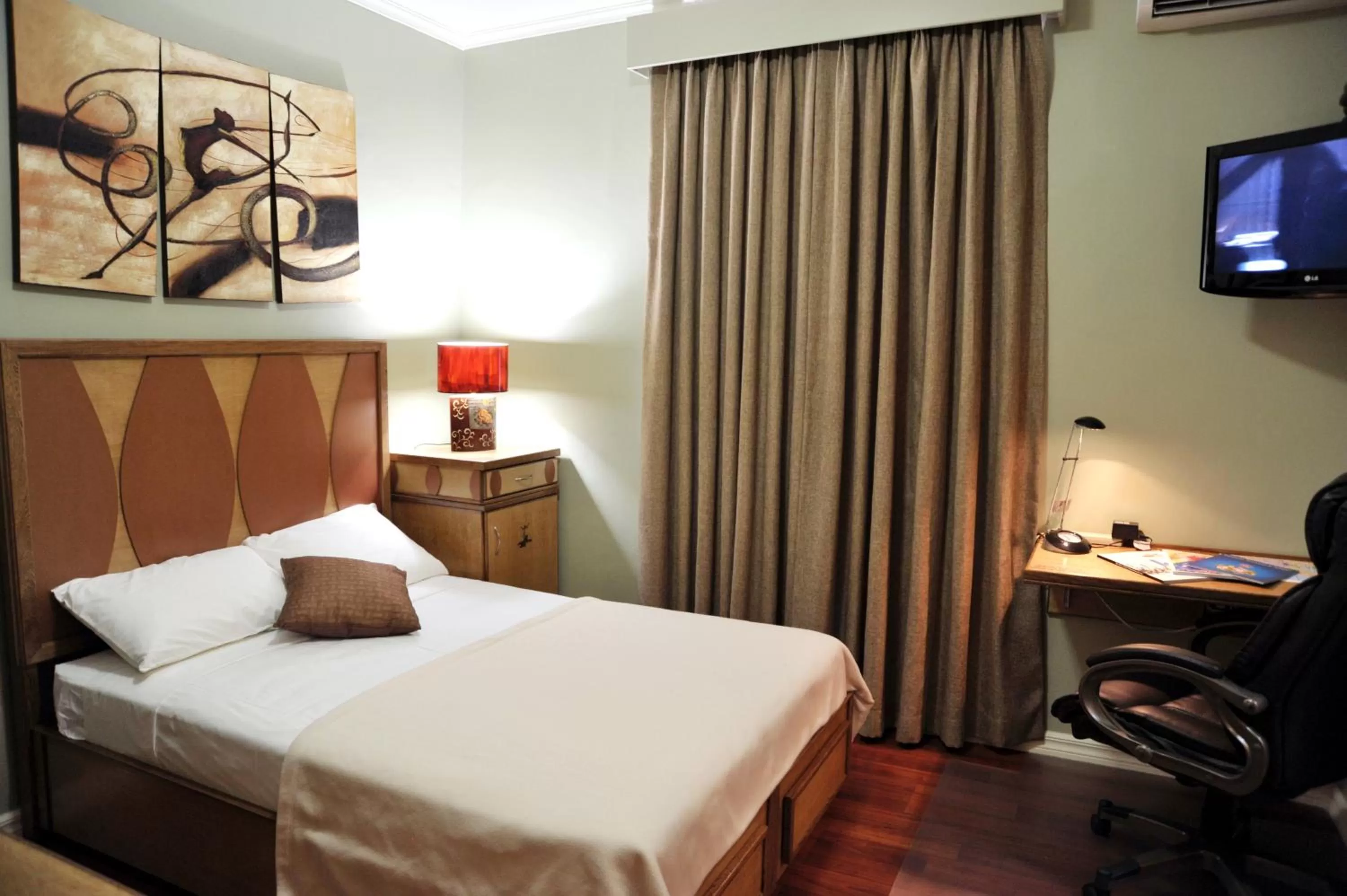 Bed in Culture Crossroads Inn