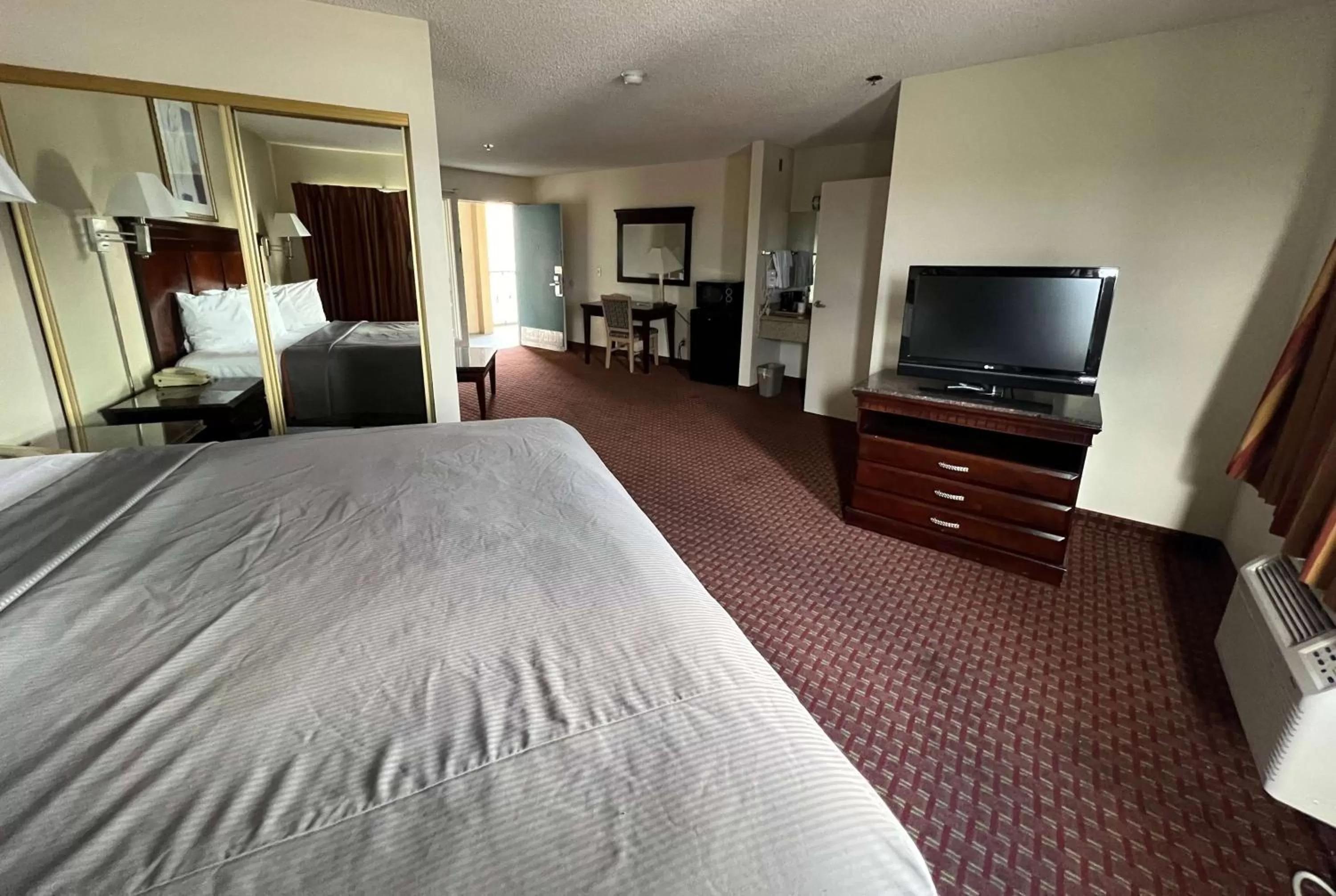 Bed in Days Inn & Suites by Wyndham Rancho Cordova