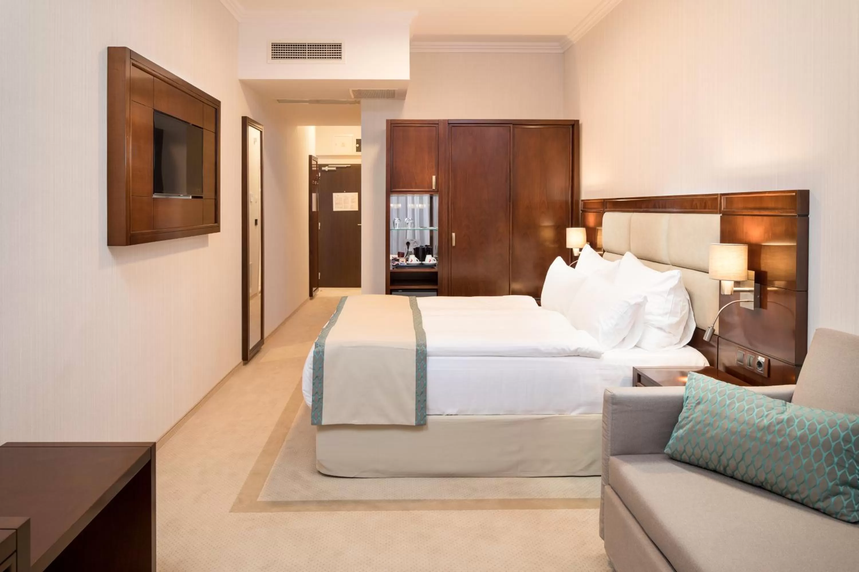 Photo of the whole room, Bed in Concorde Old Bucharest Hotel