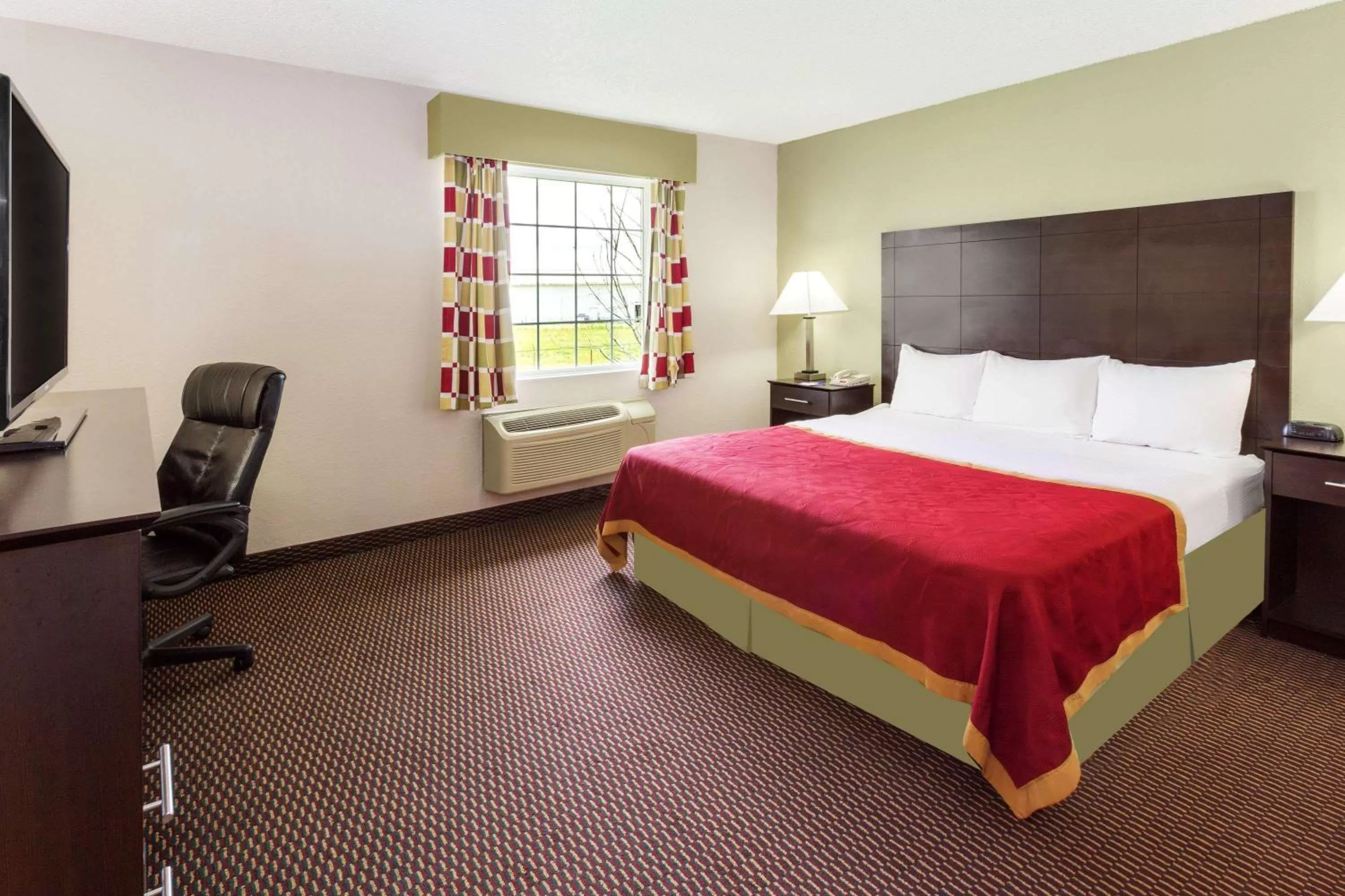 Photo of the whole room, Bed in Baymont by Wyndham Beloit