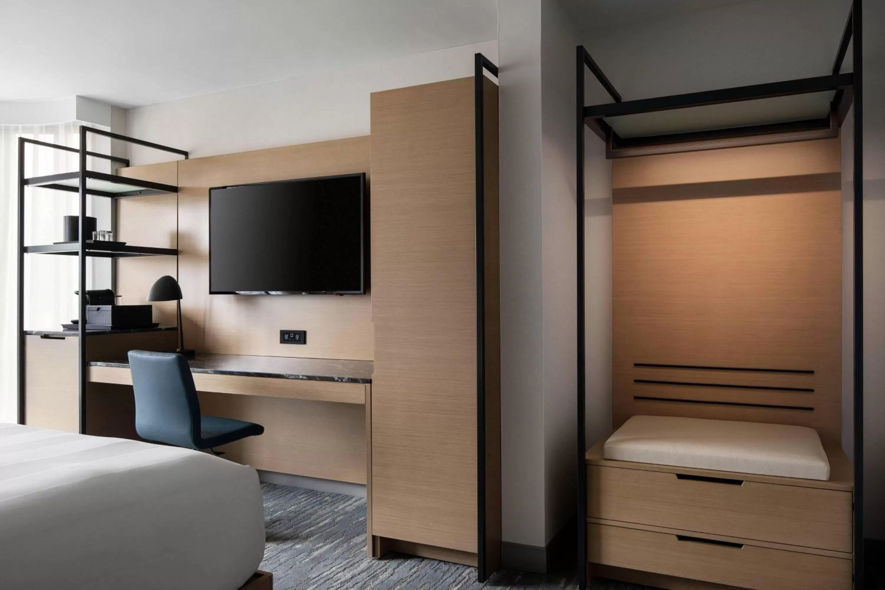 Photo of the whole room, Bed in Vancouver Airport Marriott Hotel