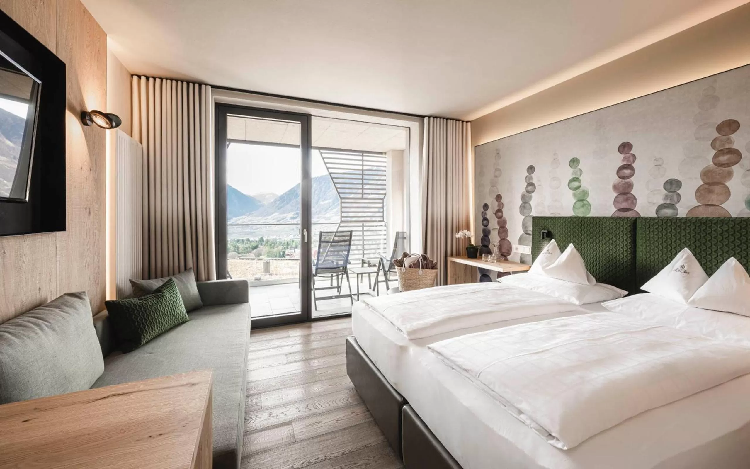 Photo of the whole room, Bed in Schenna Resort