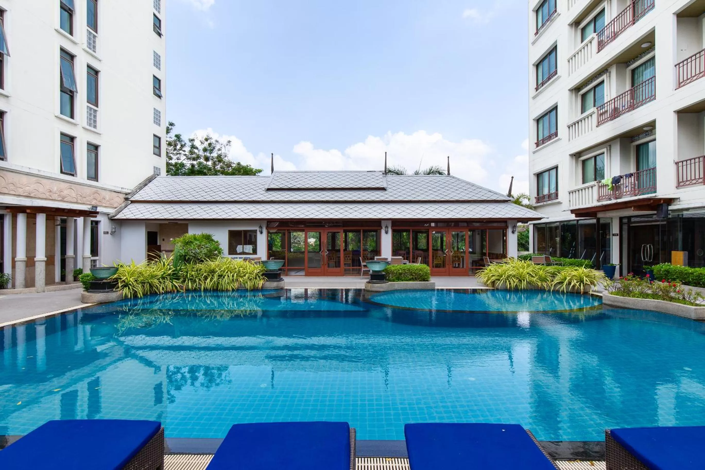 Swimming pool in Lasalle Suites Hotel & Residence