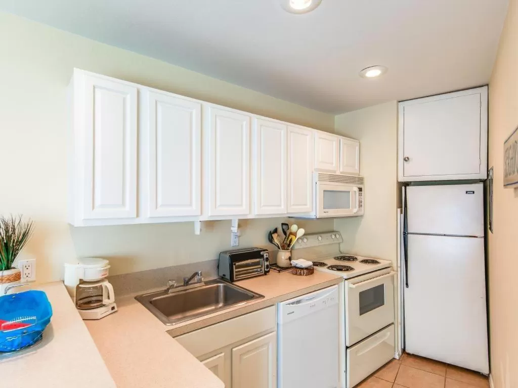 Kitchen or kitchenette, Kitchen/Kitchenette in La Internacional Condominiums #210