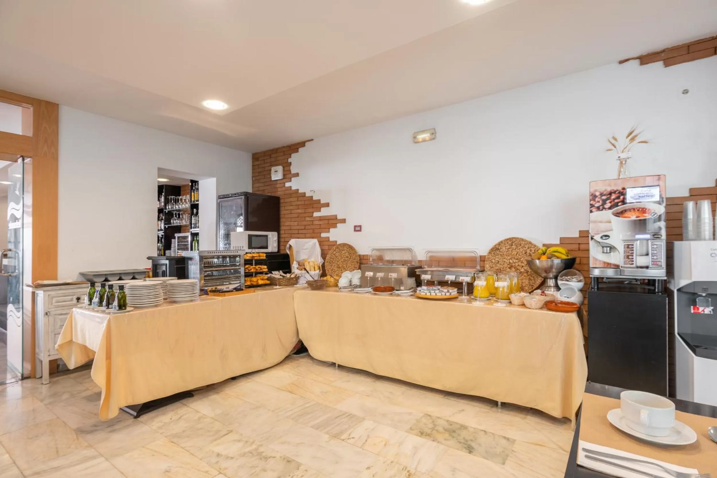 Food and drinks in Apartahotel Playamaro by Dorobe