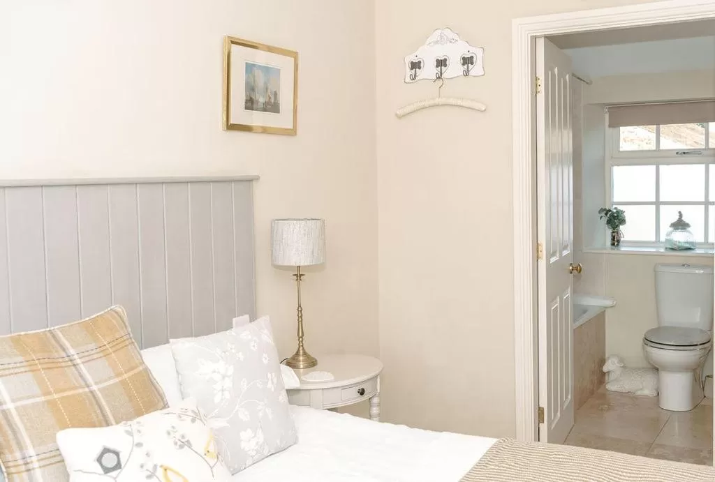 Bedroom, Bathroom in Bridge House