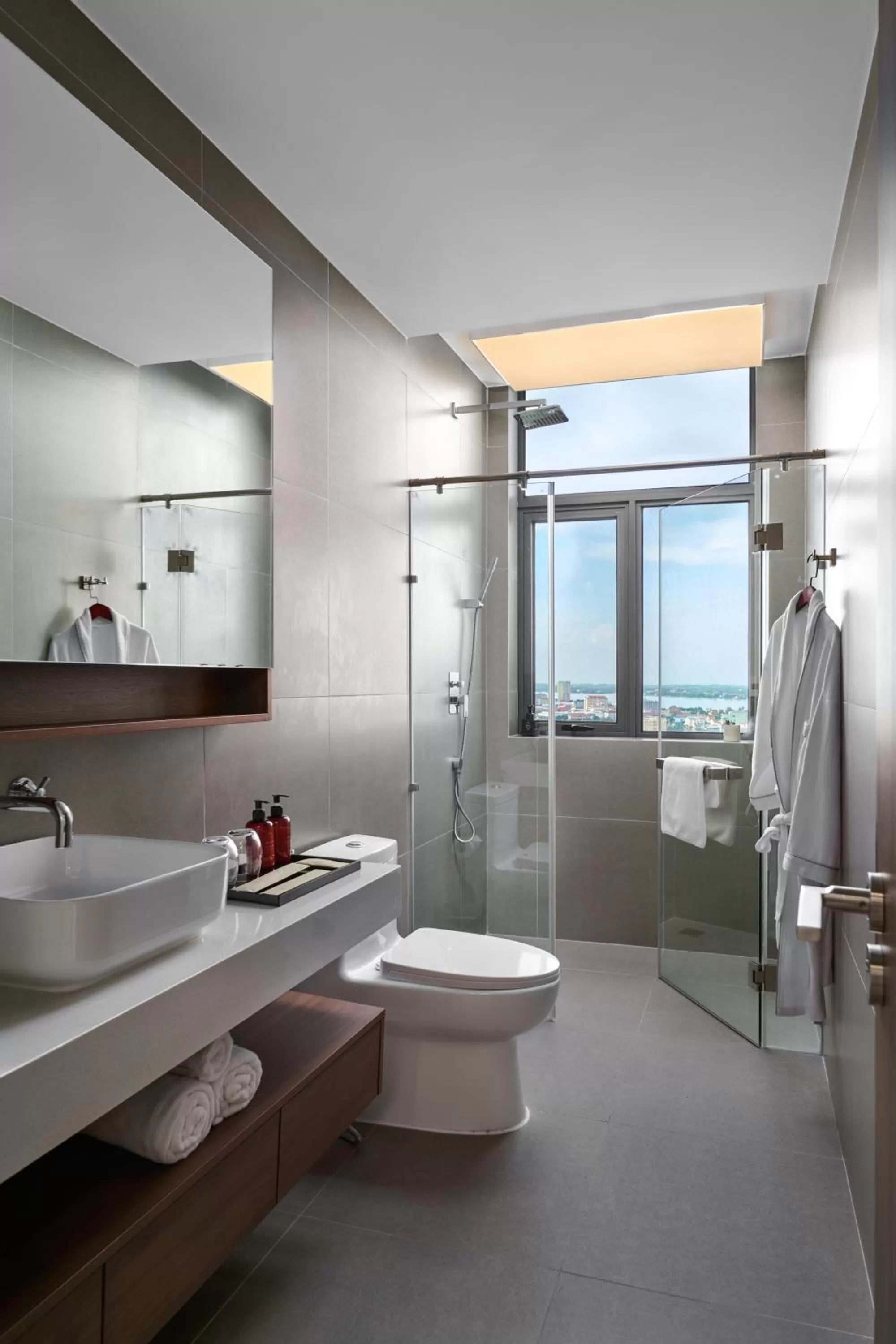 Shower in The Peninsula Phnom Penh