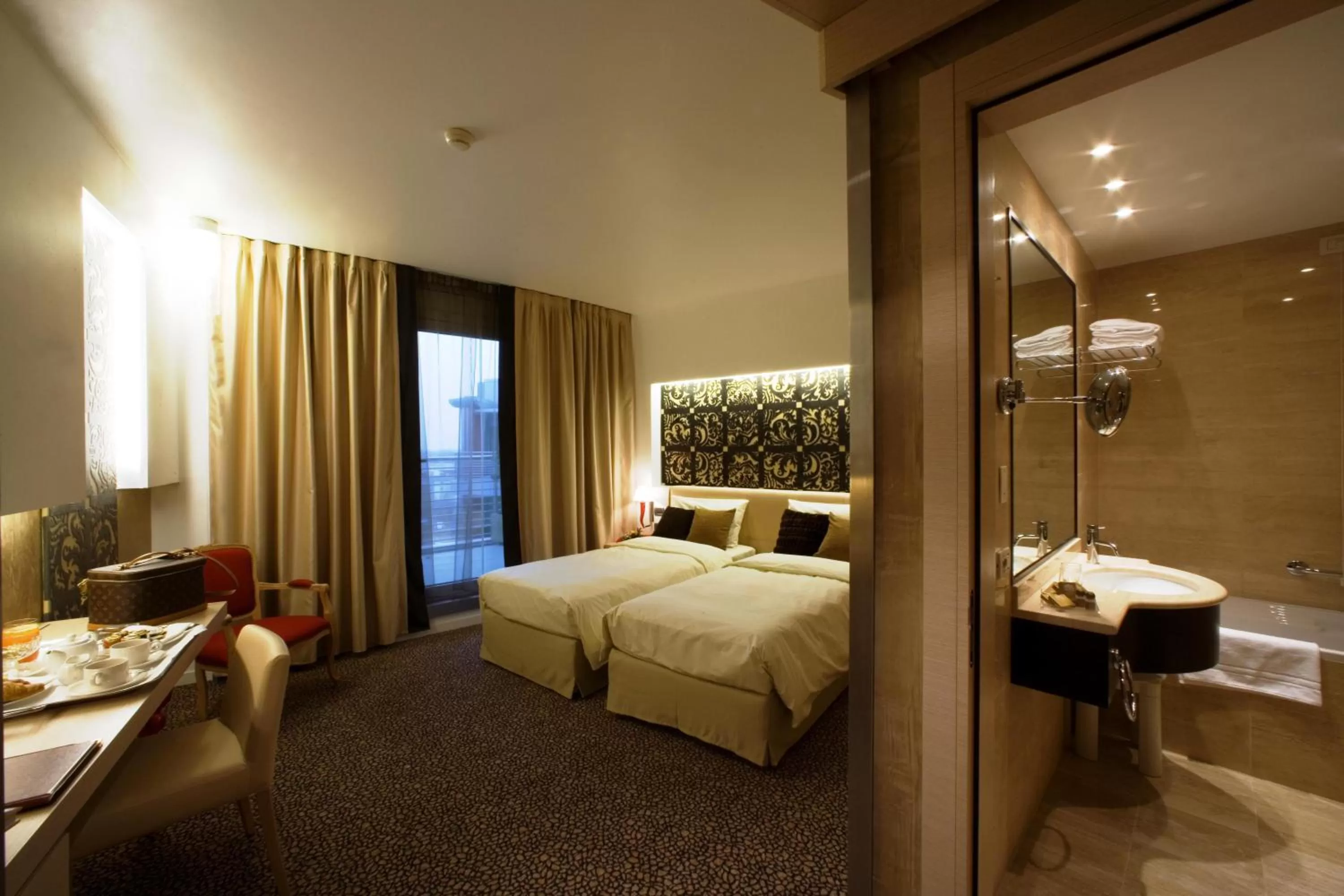 Photo of the whole room, Bed in Antony Palace Hotel - Venice Airport