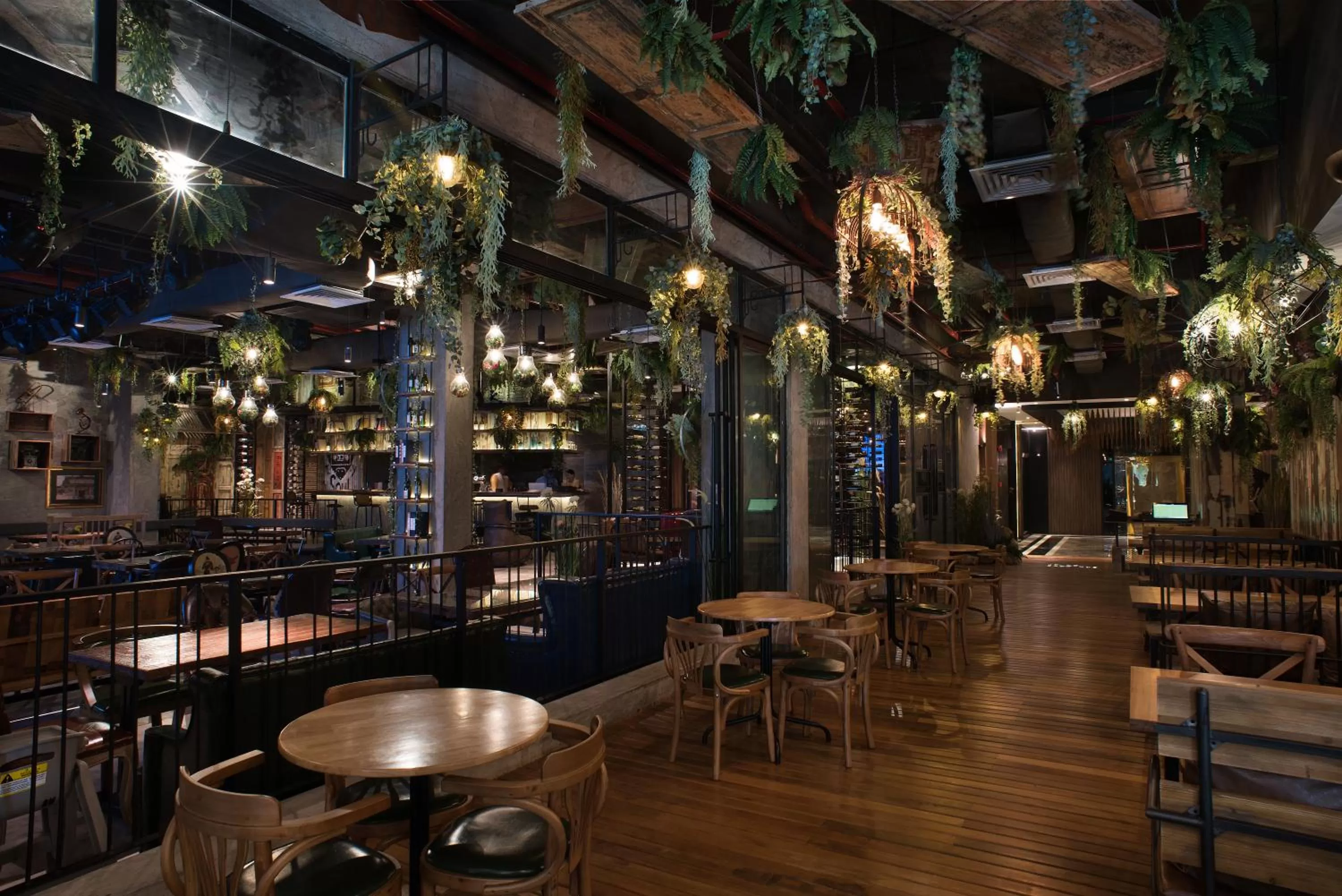 Restaurant/places to eat in Vangohh Eminent Hotel & Spa