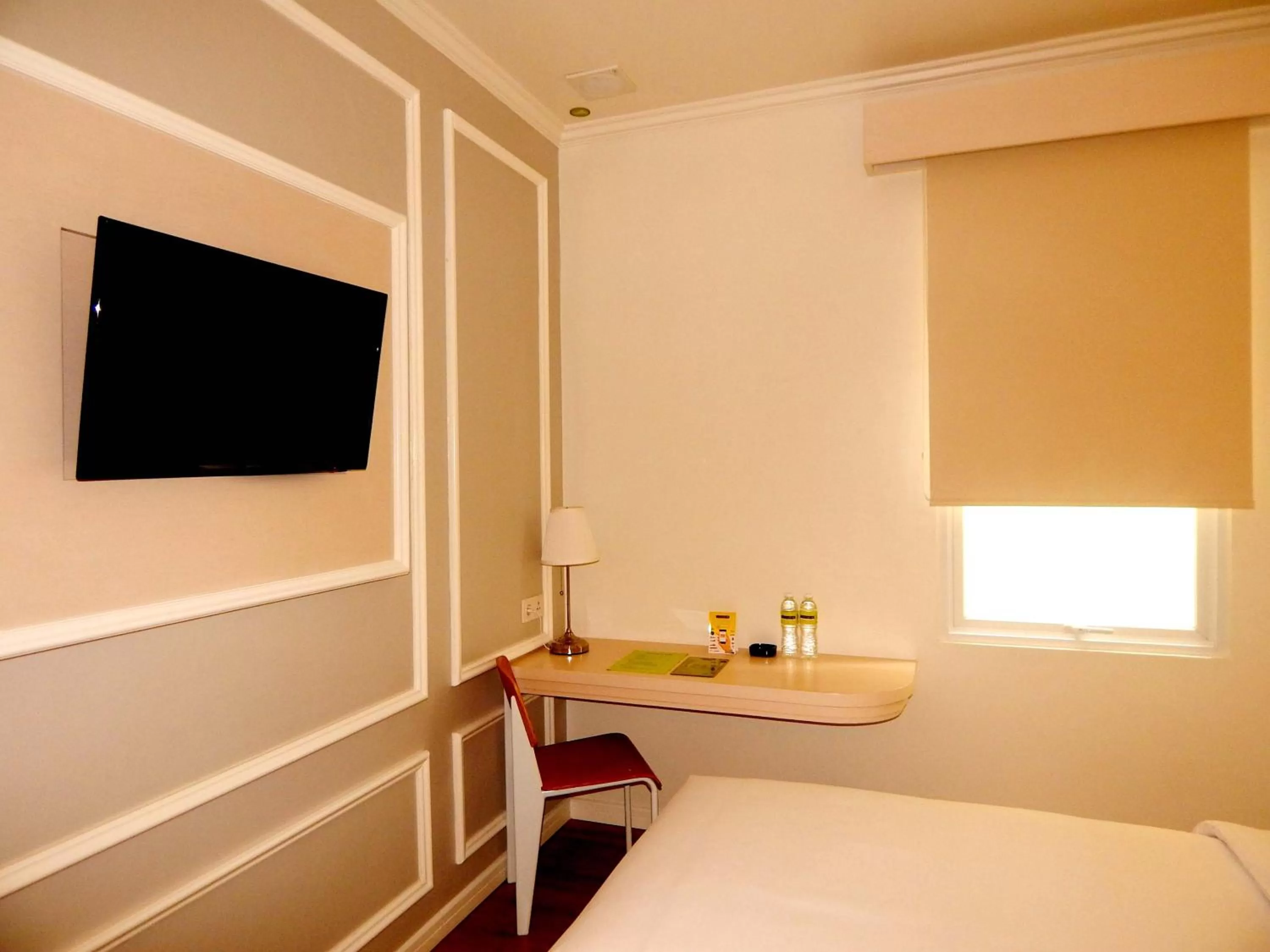 TV and multimedia in MaxOne Signature Glodok Jakarta