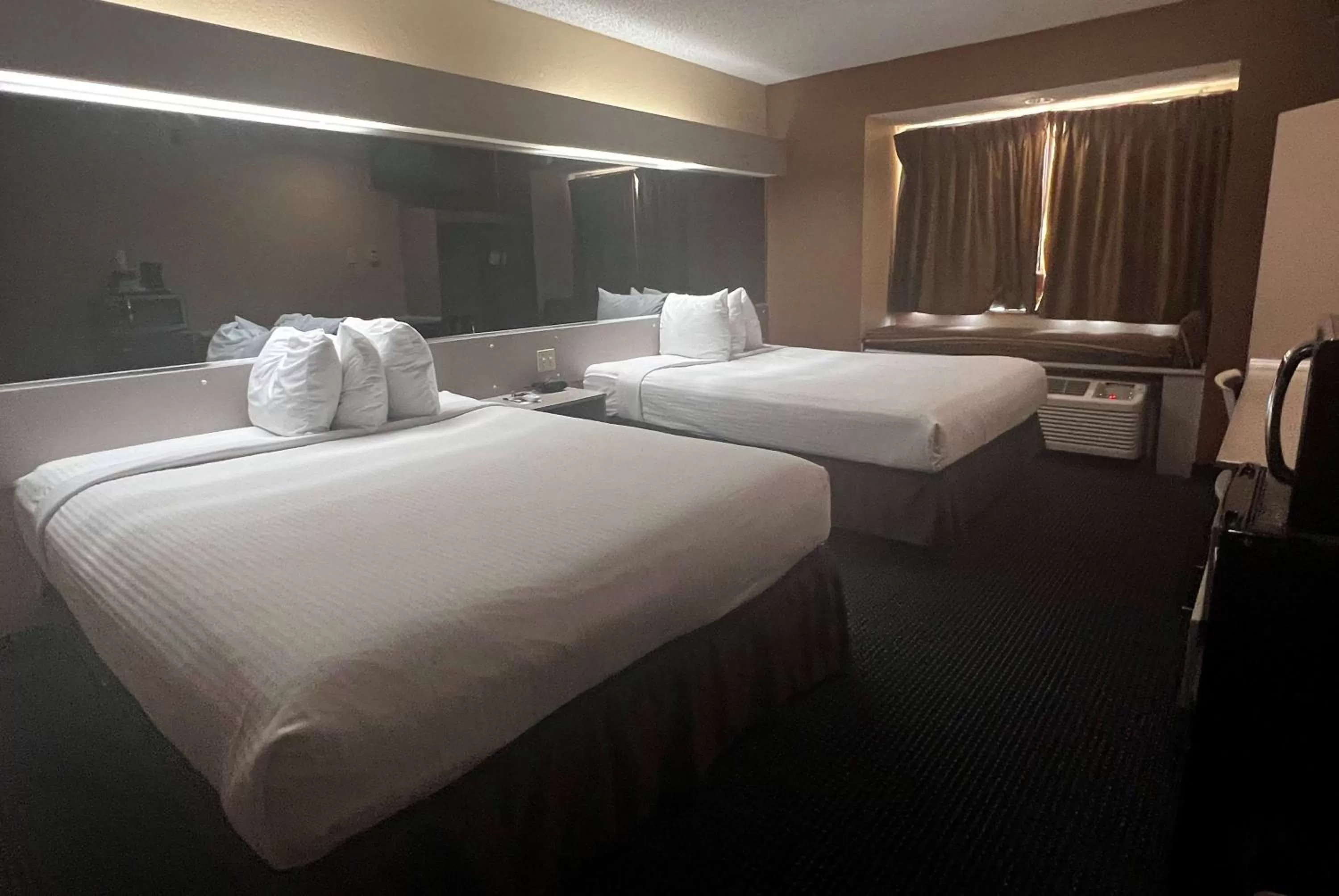 Photo of the whole room, Bed in Microtel Inn & Suites by Wyndham Houston/Webster/Nasa/Clearlake