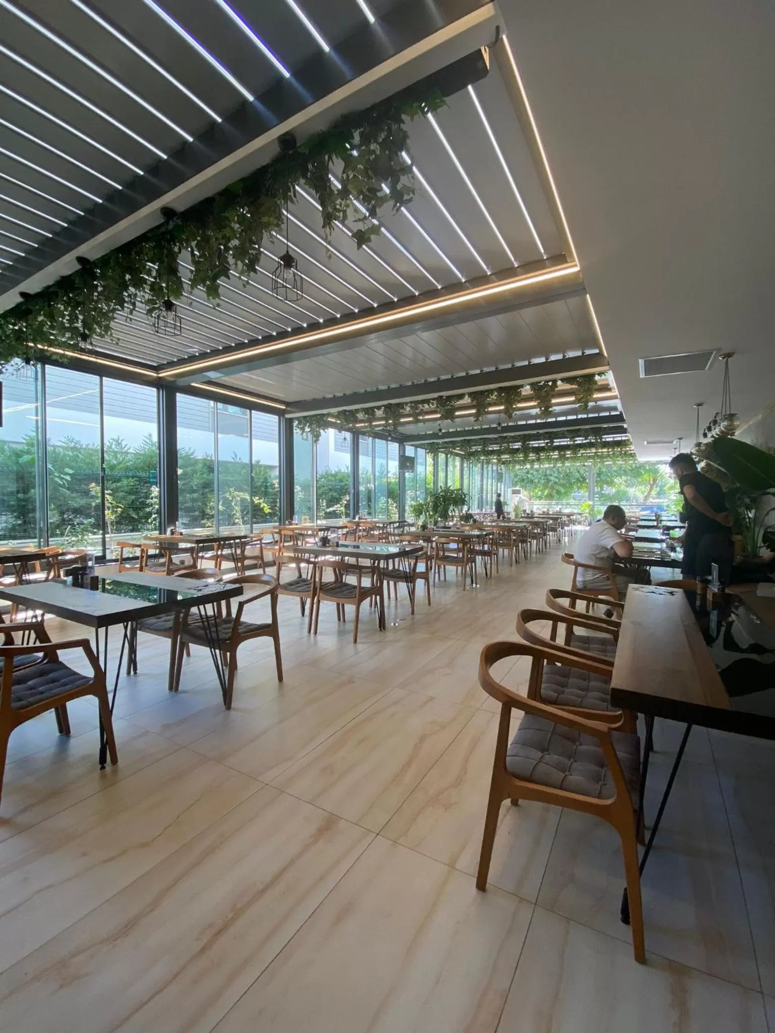 Restaurant/Places to Eat in Avion Suite Hotel