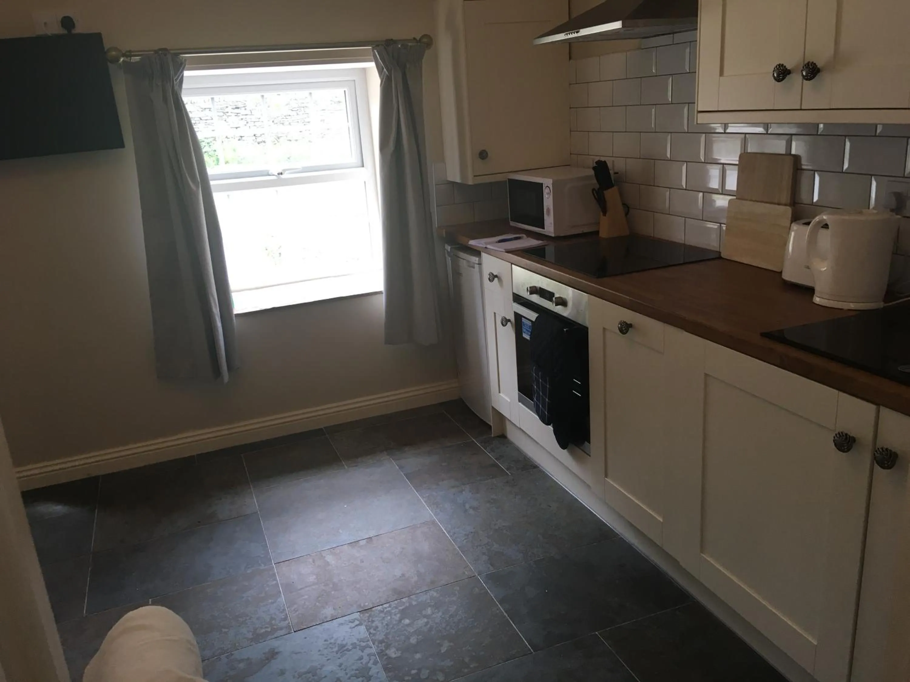 Kitchen or kitchenette in White House Cottages